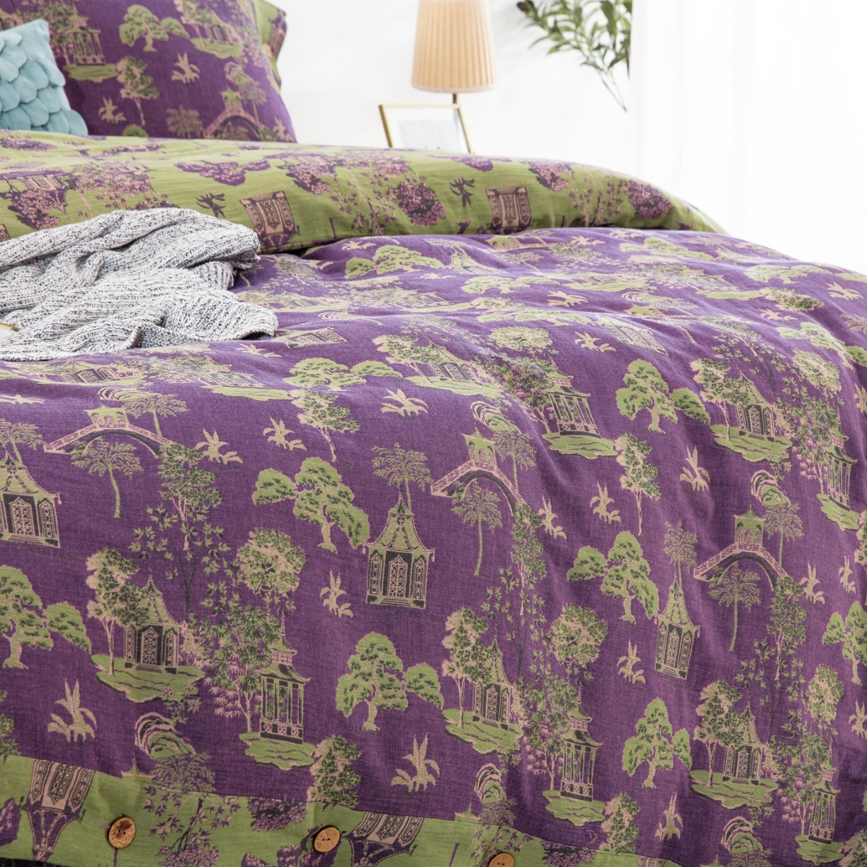 91家纺网 家纺一手货源 找家纺 仰望棉麻双层纱供应链 2026新款全棉色织提花纽扣款四件套--森林庭院 森林庭院-紫