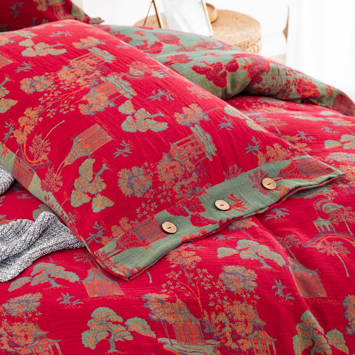 91家纺网 家纺一手货源 找家纺 仰望棉麻双层纱供应链 2026新款全棉色织提花纽扣款四件套--森林庭院 森林庭院--正红