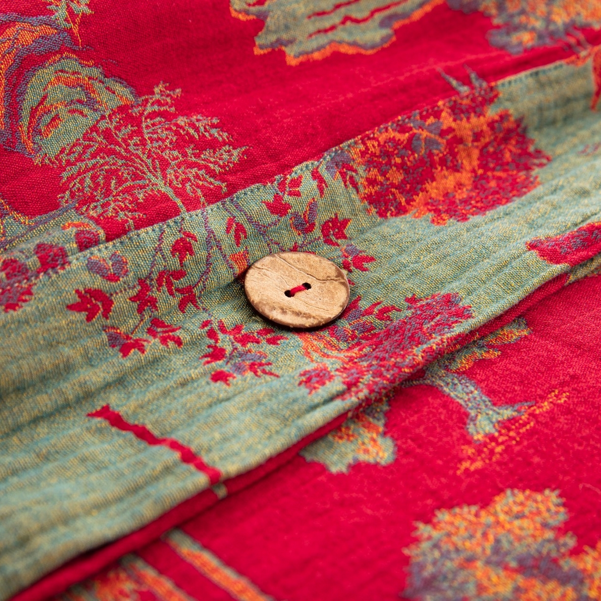 91家纺网 家纺一手货源 找家纺 仰望棉麻双层纱供应链 2026新款全棉色织提花纽扣款四件套--森林庭院 森林庭院--正红