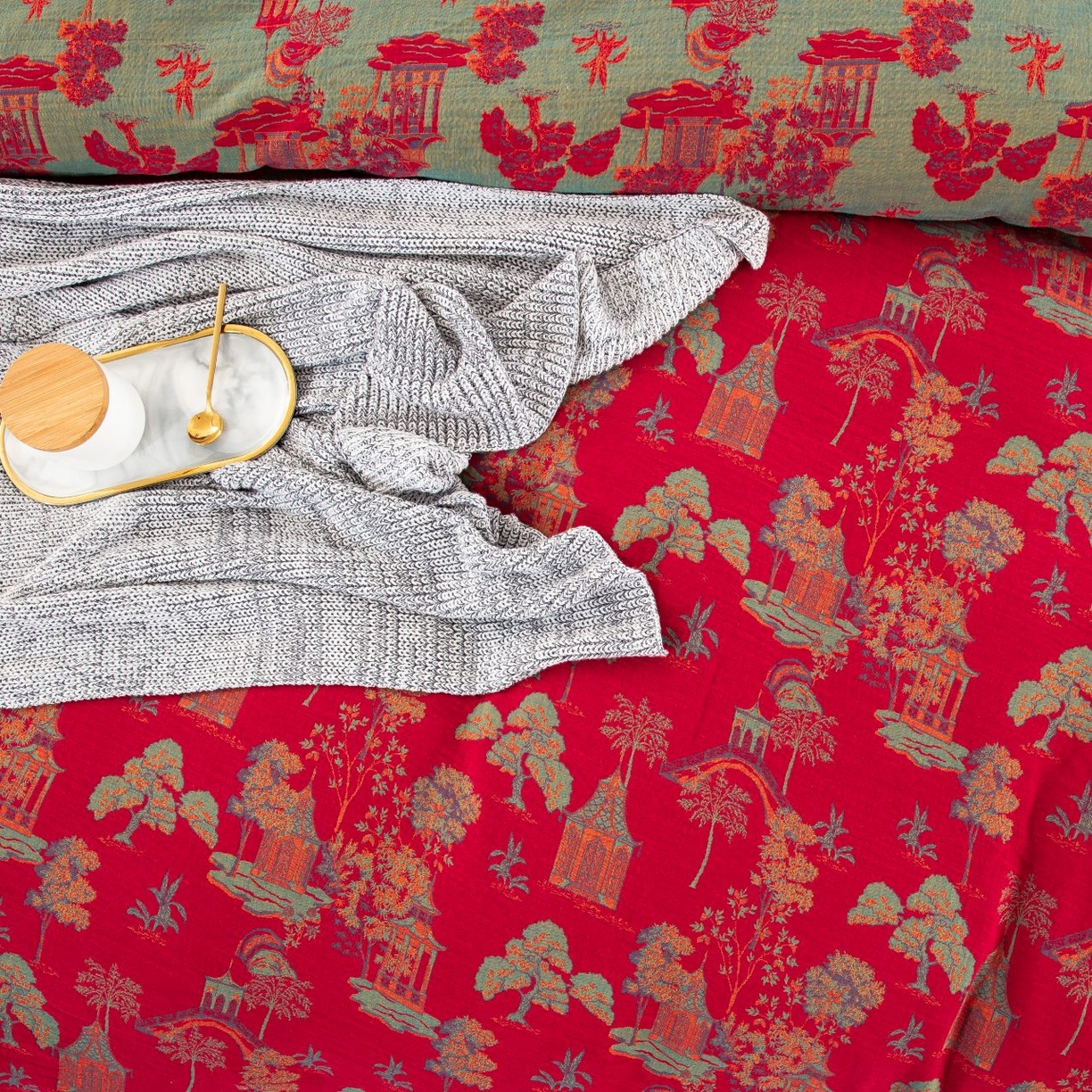 91家纺网 家纺一手货源 找家纺 仰望棉麻双层纱供应链 2026新款全棉色织提花纽扣款四件套--森林庭院 森林庭院--正红