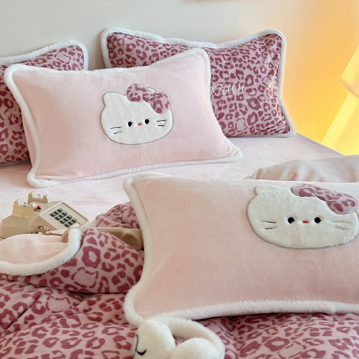 91家纺网 家纺一手货源 找家纺 （总）桃子家居 2026新款A类新年限定兔毛贴布绣猫咪可爱公主兔毛包边工艺款加厚牛奶绒四件套