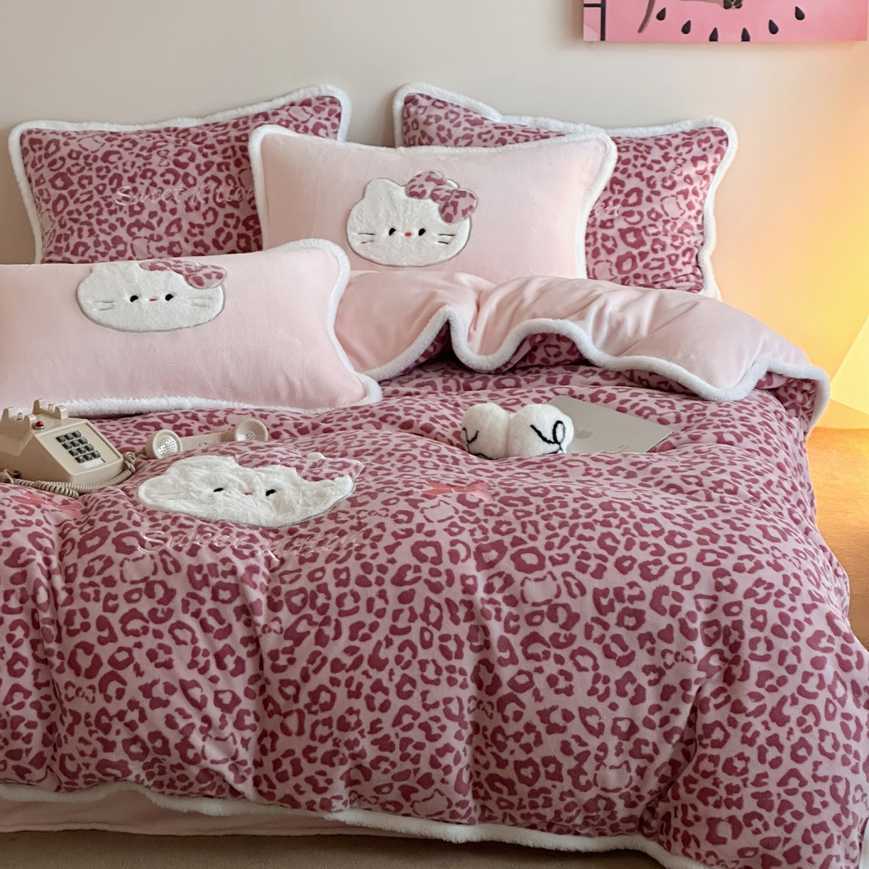 91家纺网 家纺一手货源 找家纺 （总）桃子家居 2026新款A类新年限定兔毛贴布绣猫咪可爱公主兔毛包边工艺款加厚牛奶绒四件套