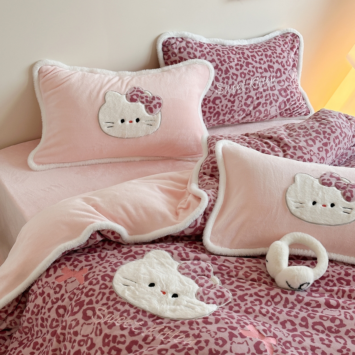 91家纺网 家纺一手货源 找家纺 （总）桃子家居 2026新款A类新年限定兔毛贴布绣猫咪可爱公主兔毛包边工艺款加厚牛奶绒四件套