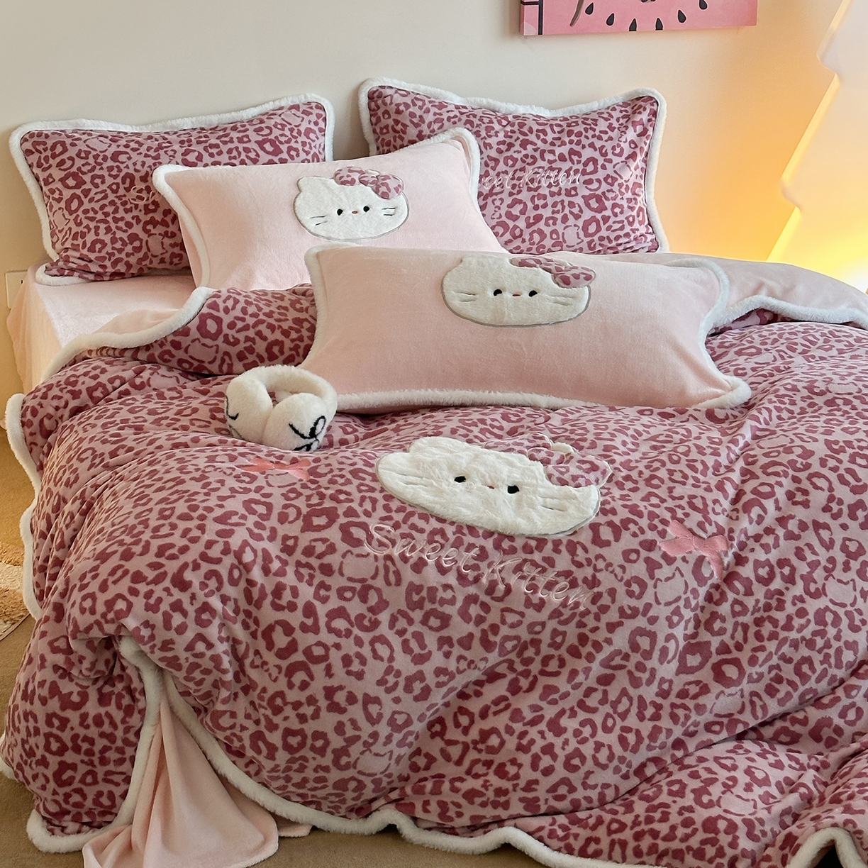 91家纺网 家纺一手货源 找家纺 桃子家居 2024新款纯棉13372粉梦可爱小清新卡通系列四件套 棉-红小猫