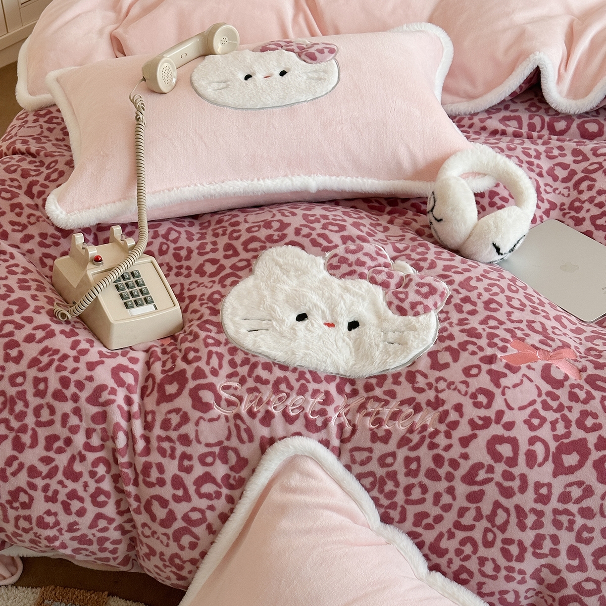 91家纺网 家纺一手货源 找家纺 （总）桃子家居 2026新款A类新年限定兔毛贴布绣猫咪可爱公主兔毛包边工艺款加厚牛奶绒四件套