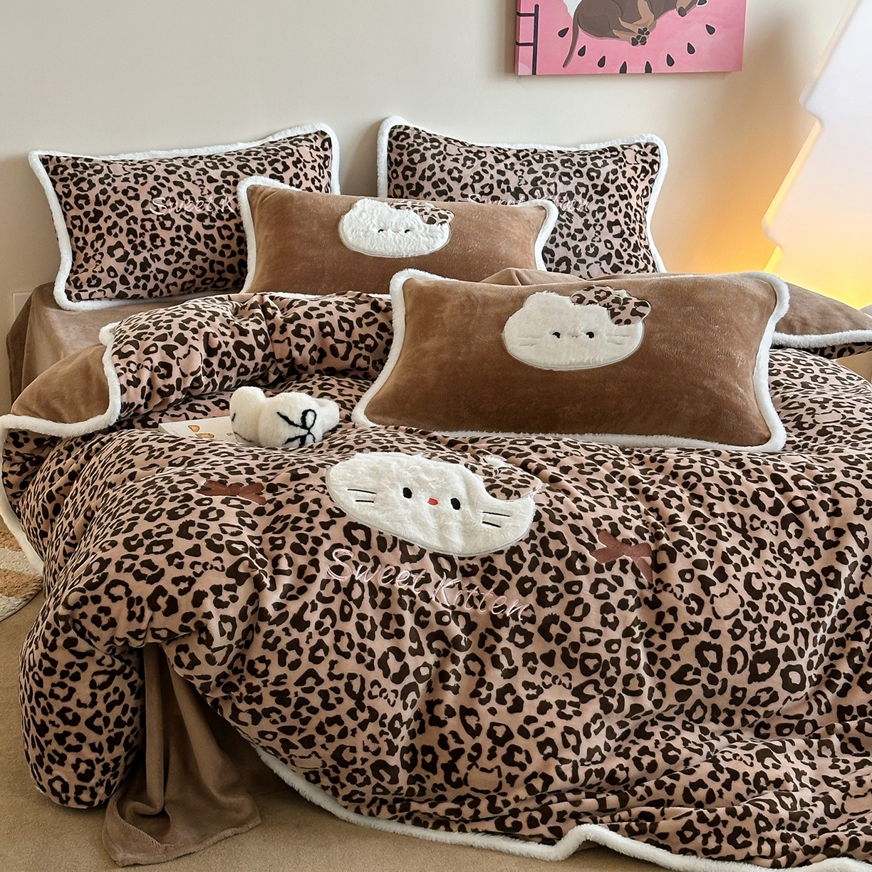 91家纺网 家纺一手货源 找家纺 （总）桃子家居 2026新款A类新年限定兔毛贴布绣猫咪可爱公主兔毛包边工艺款加厚牛奶绒四件套