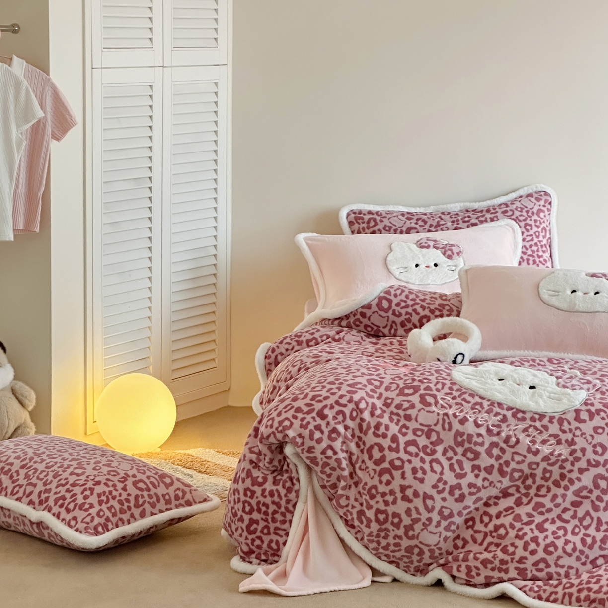 91家纺网 家纺一手货源 找家纺 桃子家居 2026新款A类新年限定兔毛贴布绣猫咪可爱公主兔毛包边工艺款加厚牛奶绒四件套 绒贴布绣-豹纹喵喵粉