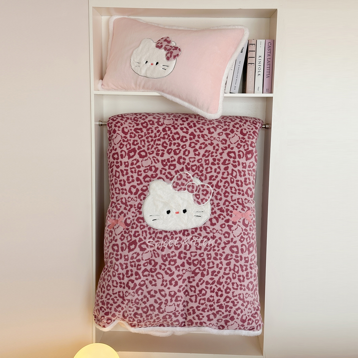 91家纺网 家纺一手货源 找家纺 桃子家居 2026新款A类新年限定兔毛贴布绣猫咪可爱公主兔毛包边工艺款加厚牛奶绒四件套 绒贴布绣-豹纹喵喵粉