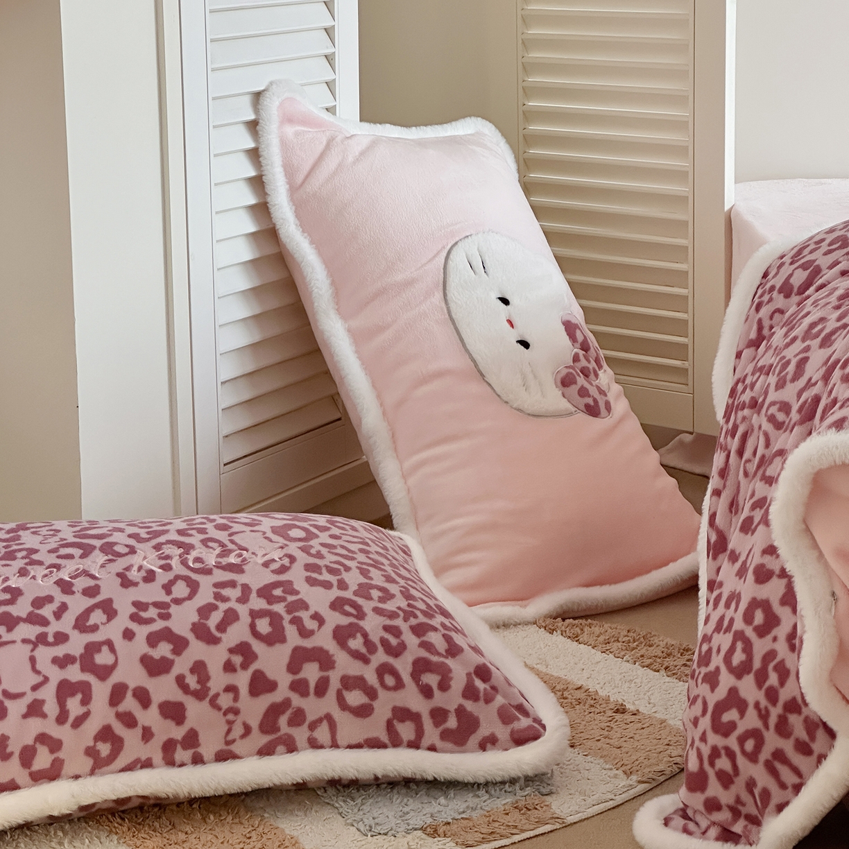 91家纺网 家纺一手货源 找家纺 桃子家居 2026新款A类新年限定兔毛贴布绣猫咪可爱公主兔毛包边工艺款加厚牛奶绒四件套 绒贴布绣-豹纹喵喵粉