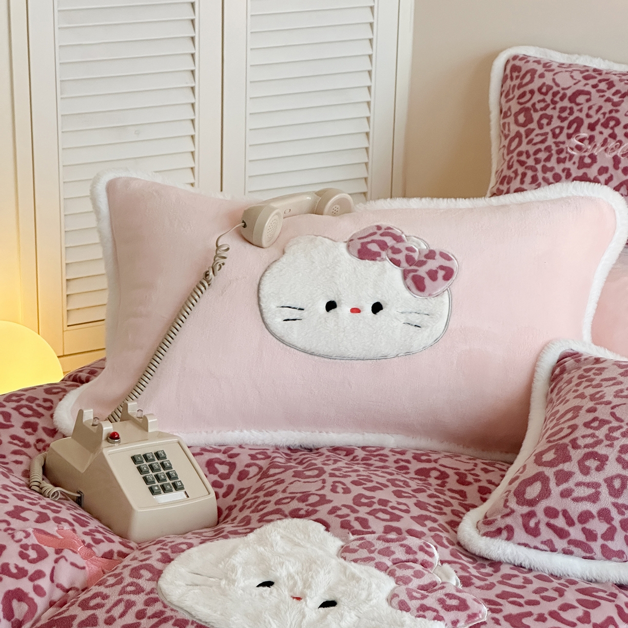 91家纺网 家纺一手货源 找家纺 桃子家居 2026新款A类新年限定兔毛贴布绣猫咪可爱公主兔毛包边工艺款加厚牛奶绒四件套 绒贴布绣-豹纹喵喵粉