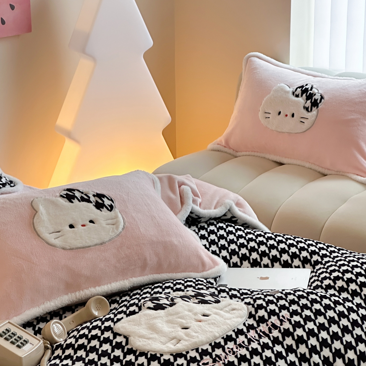 91家纺网 家纺一手货源 找家纺 桃子家居 2026新款A类新年限定兔毛贴布绣猫咪可爱公主兔毛包边工艺款加厚牛奶绒四件套 绒贴布绣-千鸟格猫咪