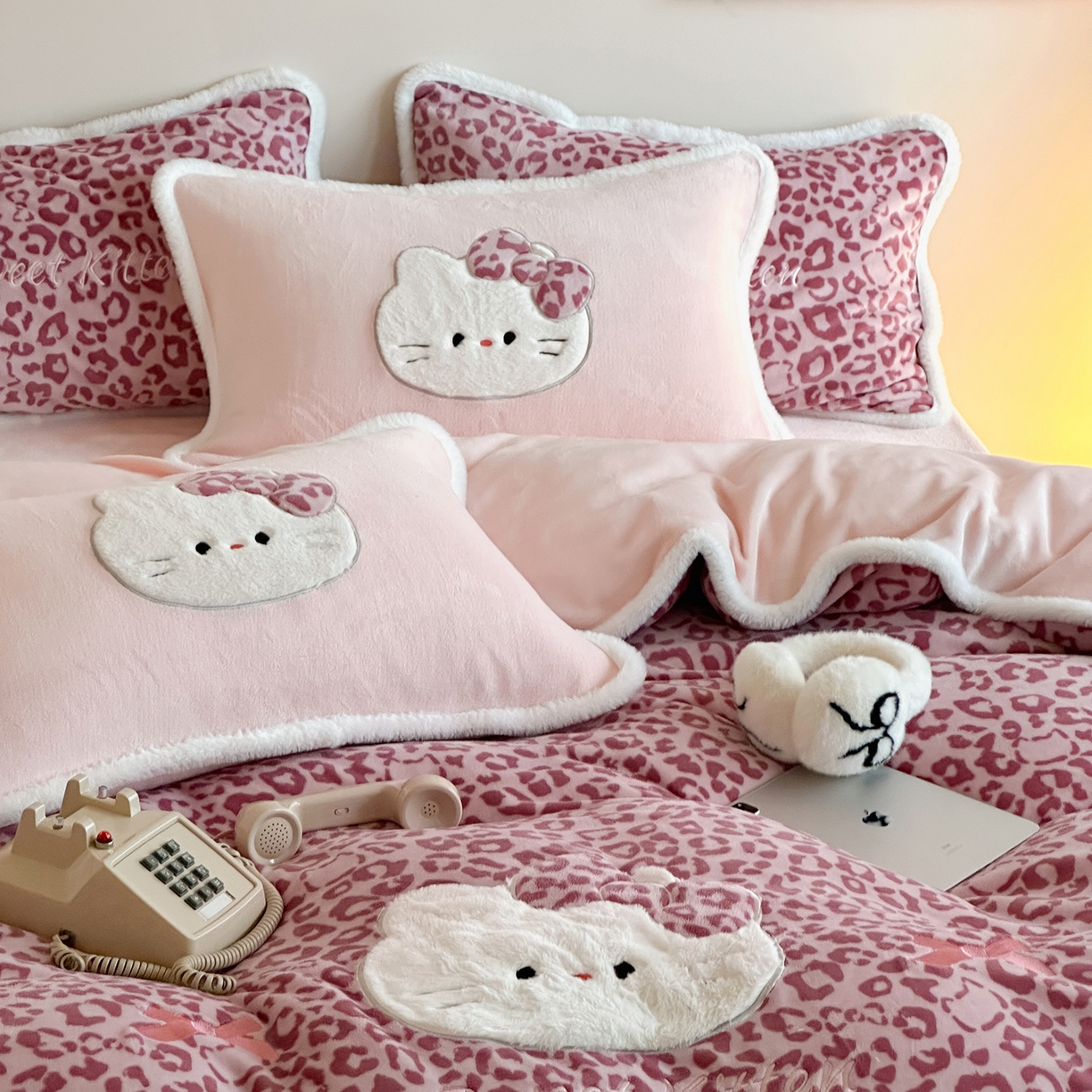 91家纺网 家纺一手货源 找家纺 桃子家居 2026新款A类新年限定兔毛贴布绣猫咪可爱公主兔毛包边工艺款加厚牛奶绒四件套 绒贴布绣-豹纹喵喵粉