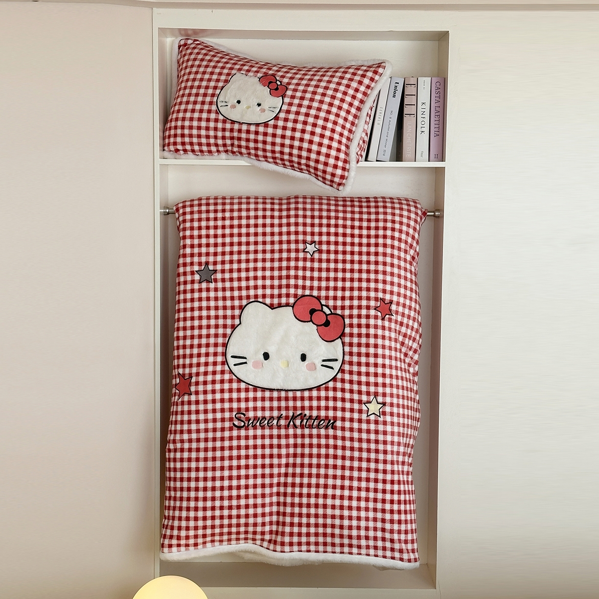 91家纺网 家纺一手货源 找家纺 桃子家居 2026新款A类新年限定兔毛贴布绣猫咪可爱公主兔毛包边工艺款加厚牛奶绒四件套 绒贴布绣-喵喵公主白