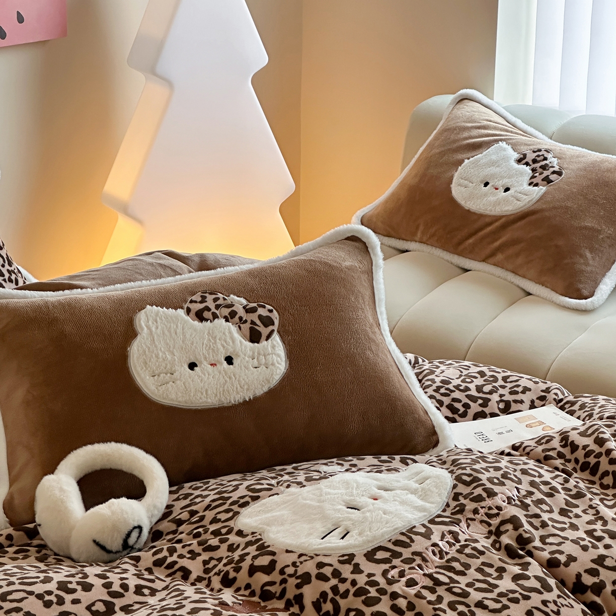 91家纺网 家纺一手货源 找家纺 桃子家居 2026新款A类新年限定兔毛贴布绣猫咪可爱公主兔毛包边工艺款加厚牛奶绒四件套 绒贴布绣-豹纹喵喵咖