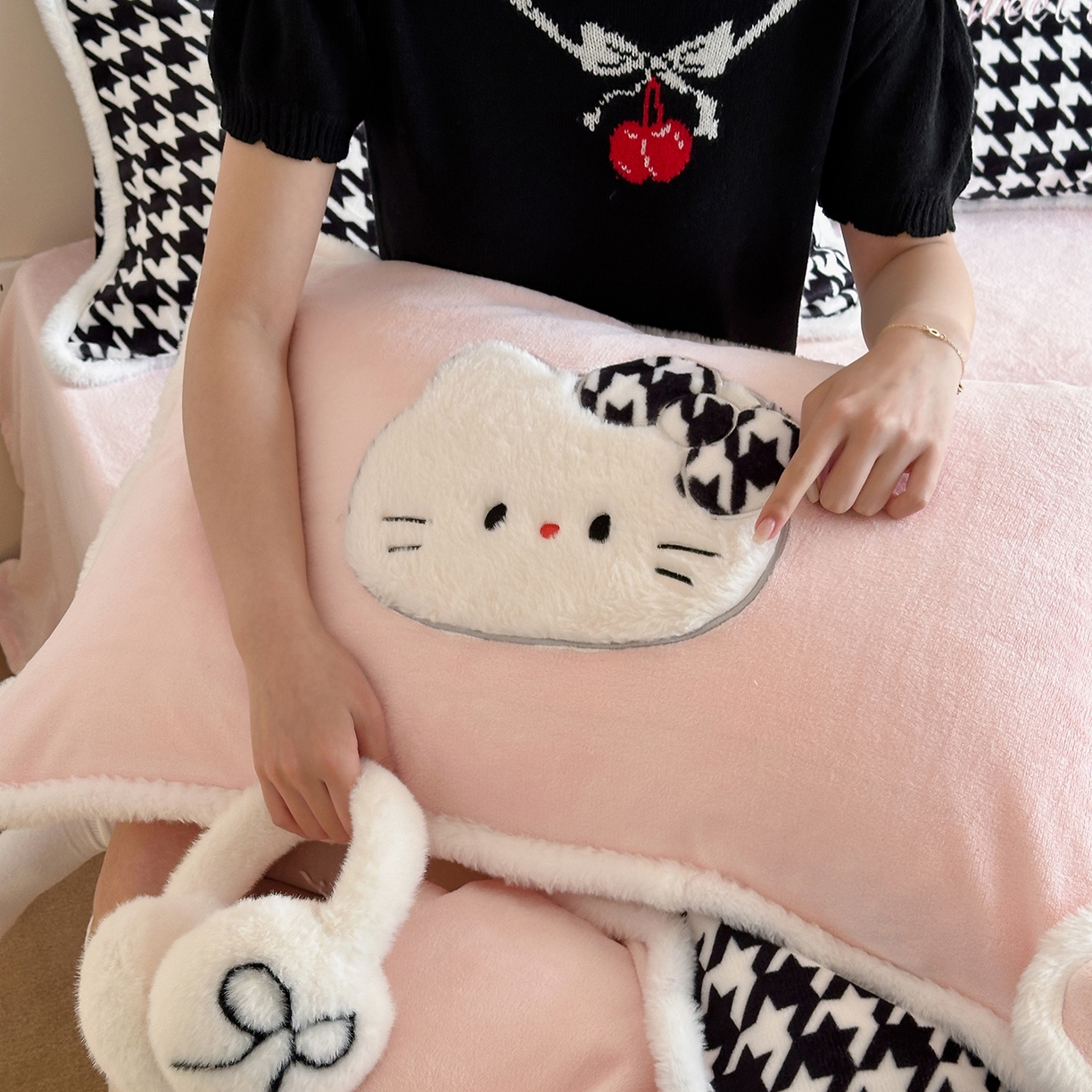 91家纺网 家纺一手货源 找家纺 桃子家居 2026新款A类新年限定兔毛贴布绣猫咪可爱公主兔毛包边工艺款加厚牛奶绒四件套 绒贴布绣-千鸟格猫咪