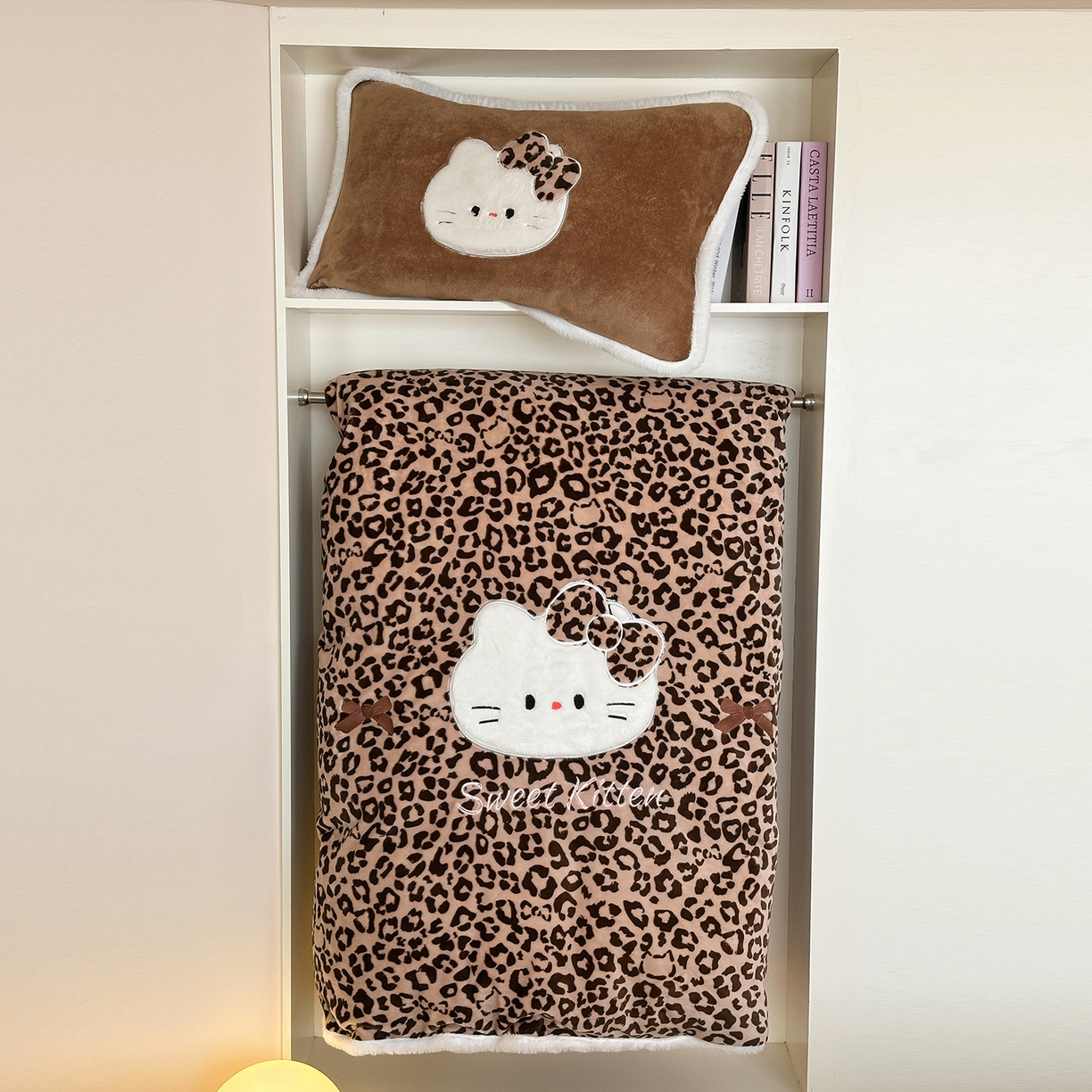 91家纺网 家纺一手货源 找家纺 桃子家居 2026新款A类新年限定兔毛贴布绣猫咪可爱公主兔毛包边工艺款加厚牛奶绒四件套 绒贴布绣-豹纹喵喵咖