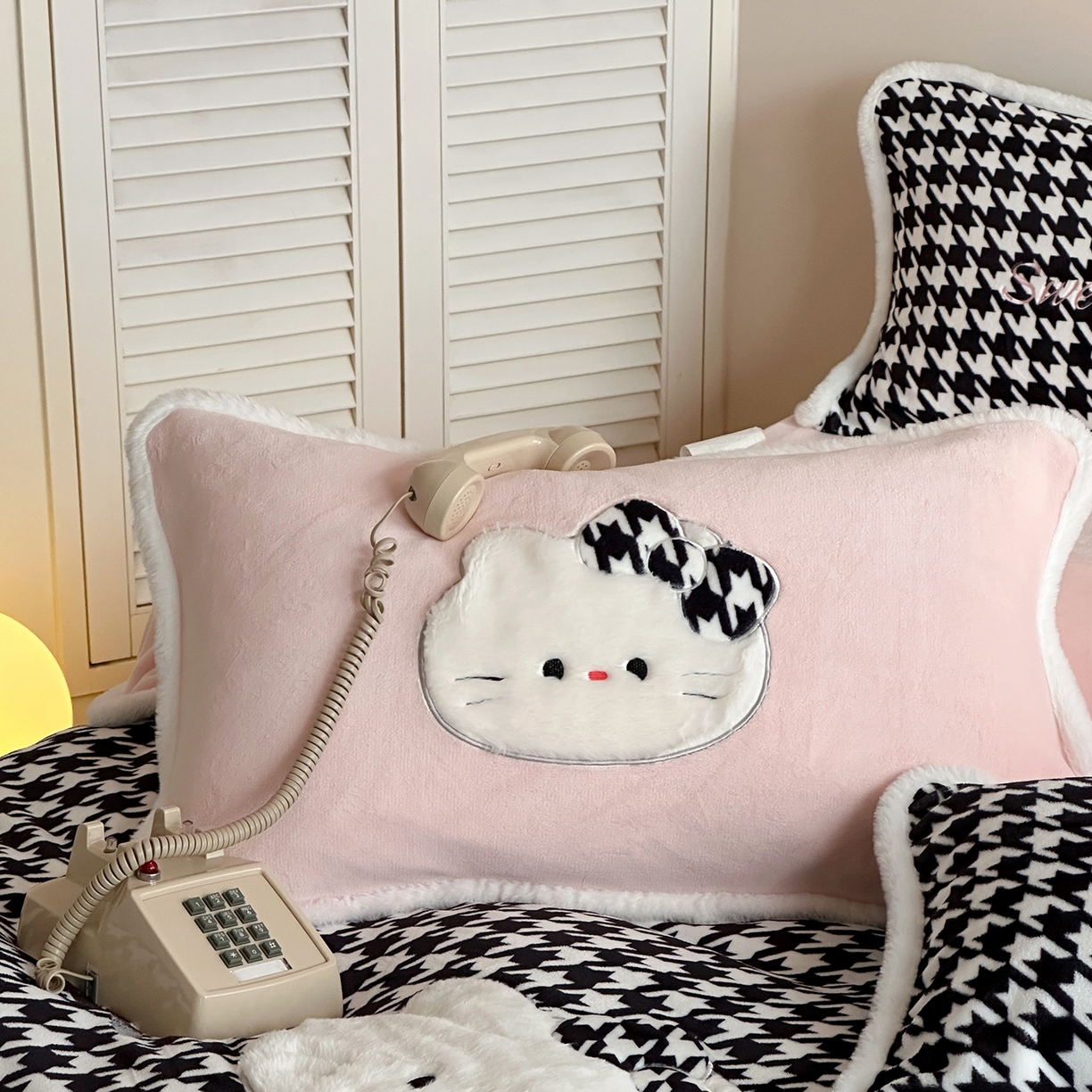 91家纺网 家纺一手货源 找家纺 桃子家居 2026新款A类新年限定兔毛贴布绣猫咪可爱公主兔毛包边工艺款加厚牛奶绒四件套 绒贴布绣-千鸟格猫咪