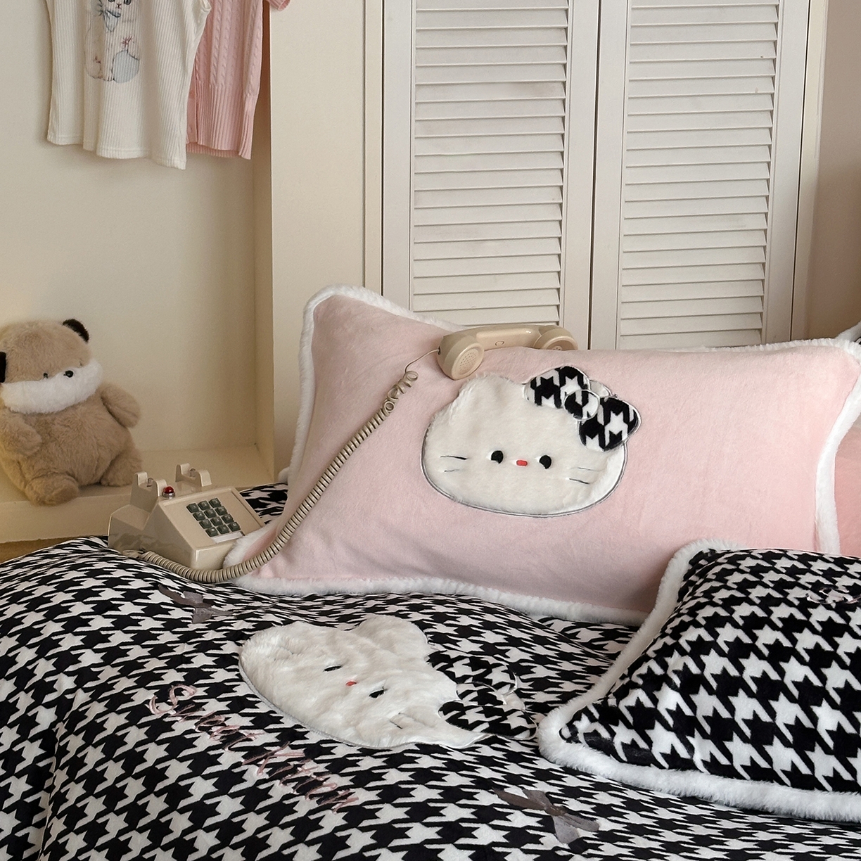 91家纺网 家纺一手货源 找家纺 桃子家居 2026新款A类新年限定兔毛贴布绣猫咪可爱公主兔毛包边工艺款加厚牛奶绒四件套 绒贴布绣-千鸟格猫咪