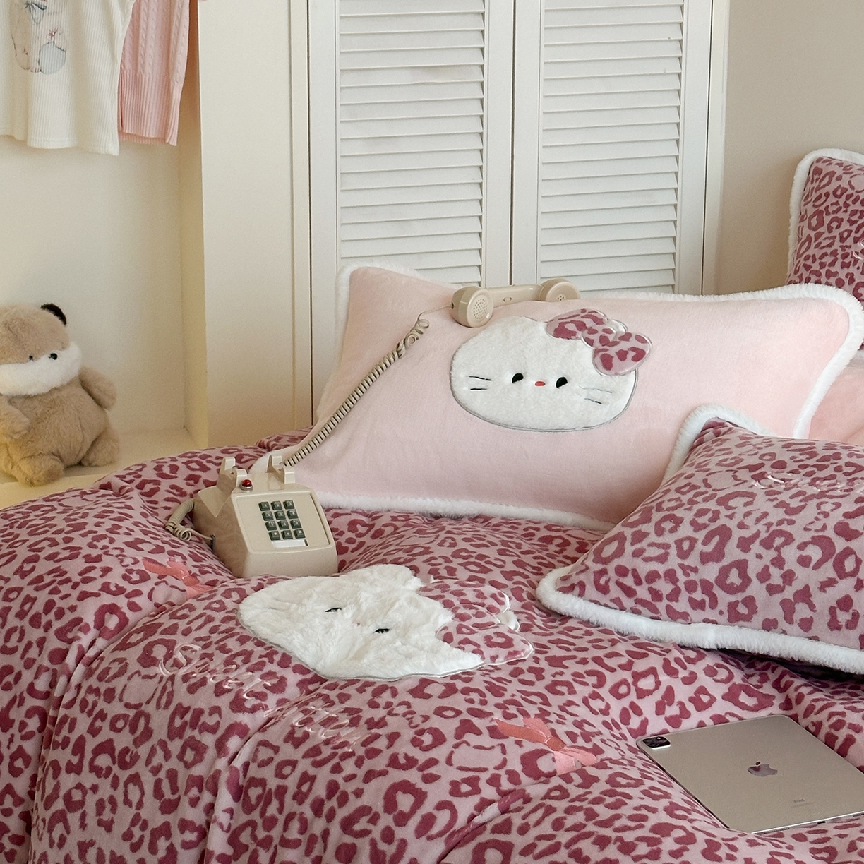 91家纺网 家纺一手货源 找家纺 桃子家居 2026新款A类新年限定兔毛贴布绣猫咪可爱公主兔毛包边工艺款加厚牛奶绒四件套 绒贴布绣-豹纹喵喵粉