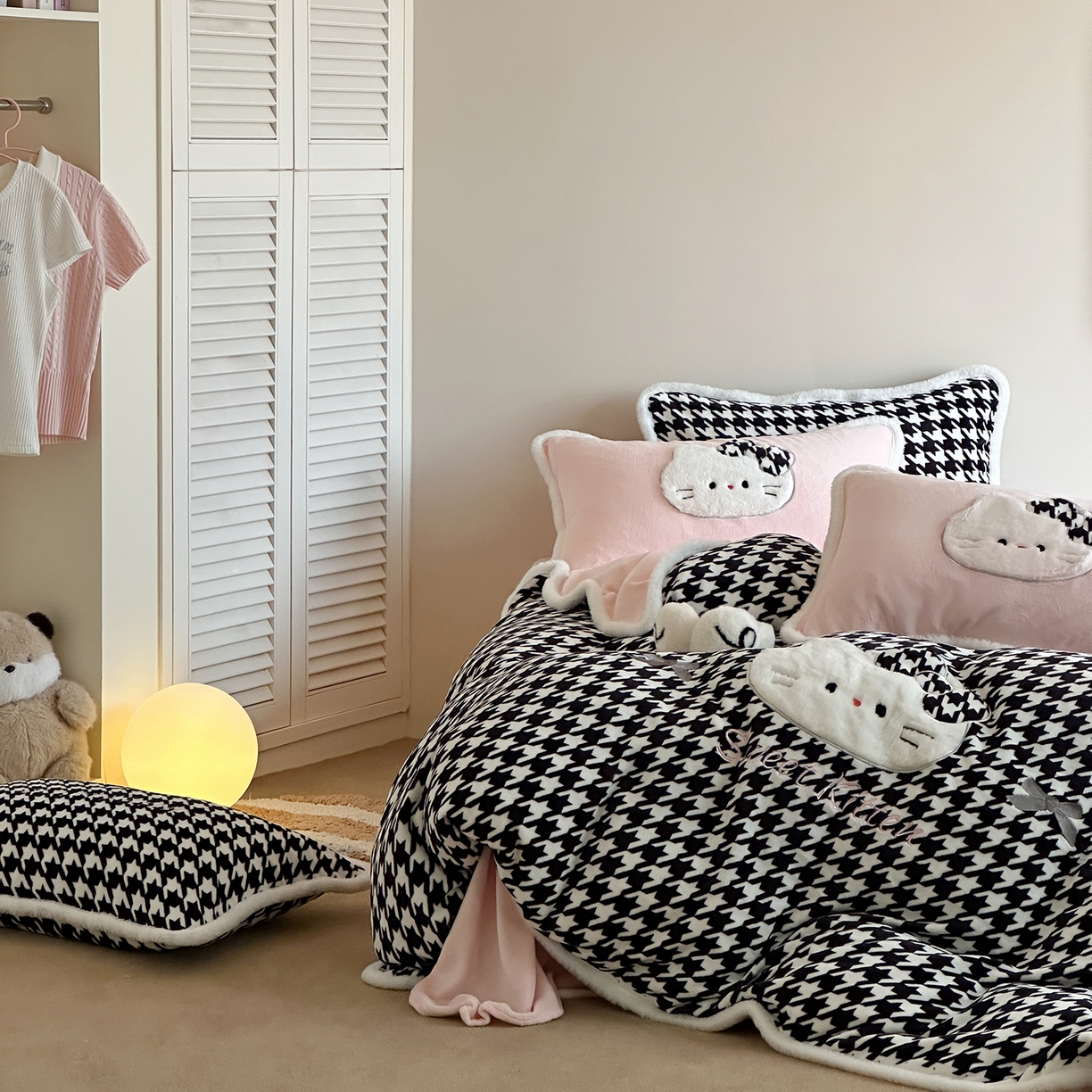 91家纺网 家纺一手货源 找家纺 桃子家居 2026新款A类新年限定兔毛贴布绣猫咪可爱公主兔毛包边工艺款加厚牛奶绒四件套 绒贴布绣-千鸟格猫咪