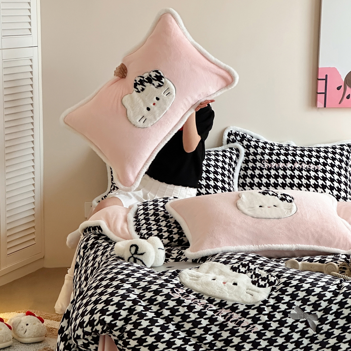 91家纺网 家纺一手货源 找家纺 桃子家居 2026新款A类新年限定兔毛贴布绣猫咪可爱公主兔毛包边工艺款加厚牛奶绒四件套 绒贴布绣-千鸟格猫咪