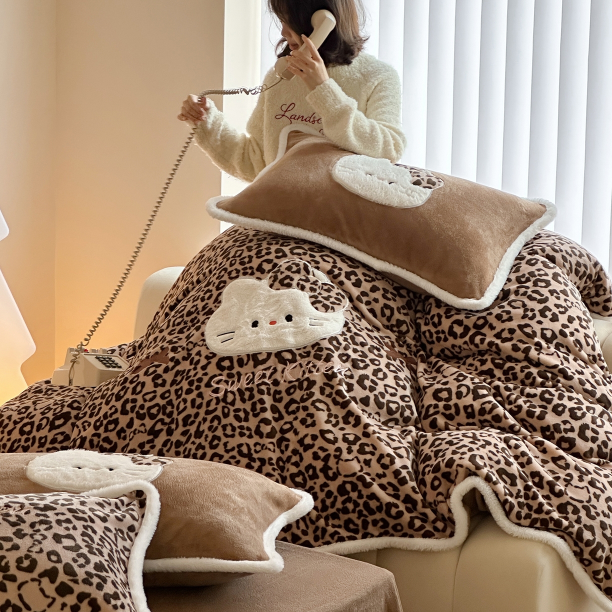 91家纺网 家纺一手货源 找家纺 桃子家居 2026新款A类新年限定兔毛贴布绣猫咪可爱公主兔毛包边工艺款加厚牛奶绒四件套 绒贴布绣-豹纹喵喵咖