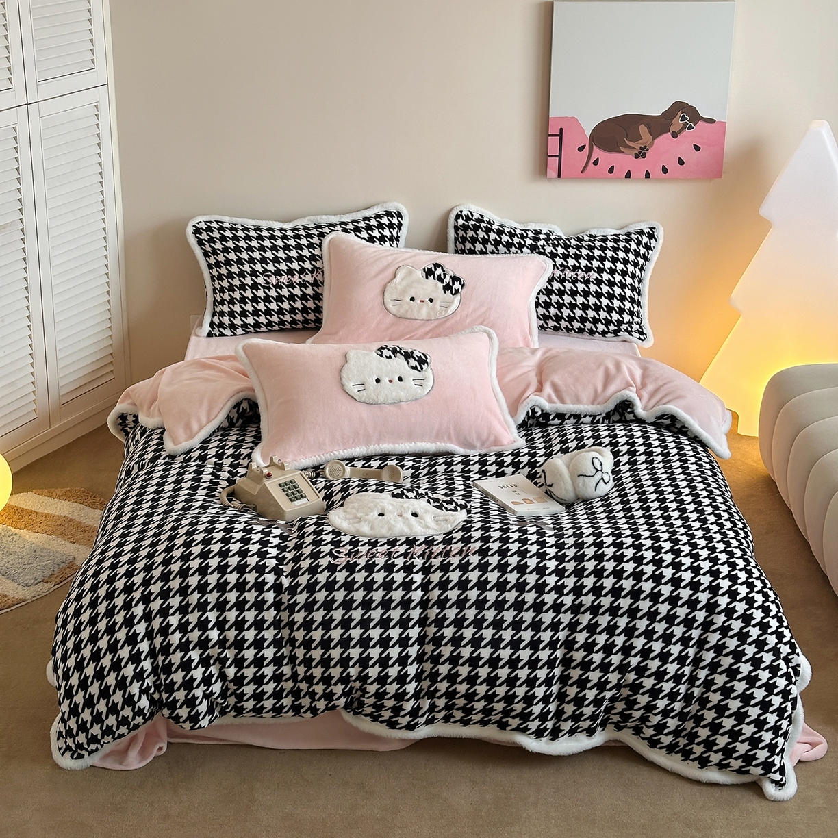 91家纺网 家纺一手货源 找家纺 桃子家居 2026新款A类新年限定兔毛贴布绣猫咪可爱公主兔毛包边工艺款加厚牛奶绒四件套 绒贴布绣-千鸟格猫咪