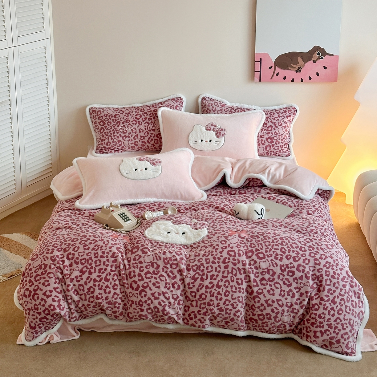 91家纺网 家纺一手货源 找家纺 桃子家居 2026新款A类新年限定兔毛贴布绣猫咪可爱公主兔毛包边工艺款加厚牛奶绒四件套 绒贴布绣-豹纹喵喵粉
