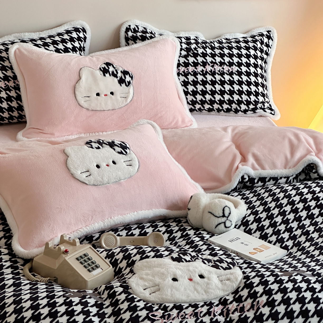 91家纺网 家纺一手货源 找家纺 桃子家居 2026新款A类新年限定兔毛贴布绣猫咪可爱公主兔毛包边工艺款加厚牛奶绒四件套 绒贴布绣-千鸟格猫咪