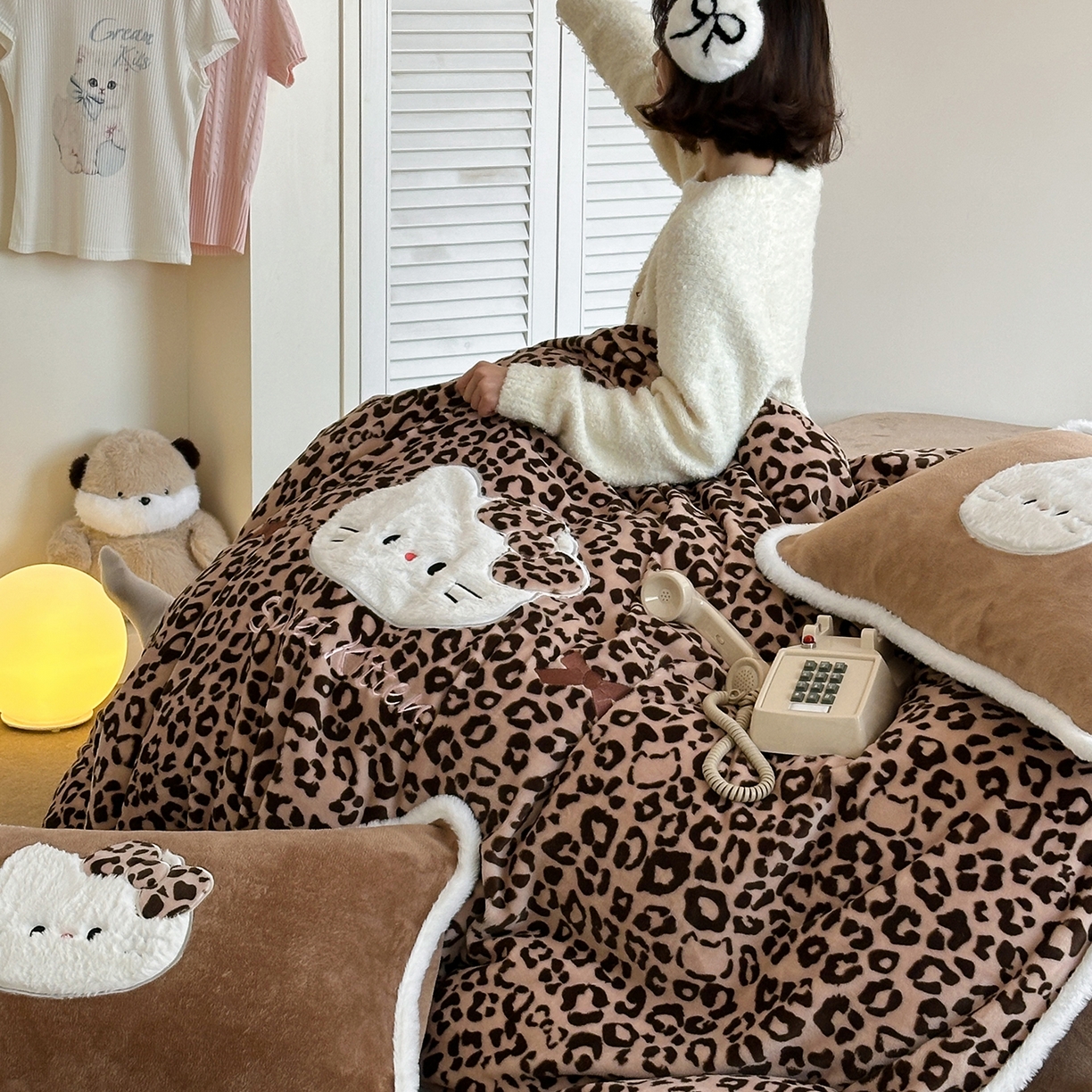 91家纺网 家纺一手货源 找家纺 桃子家居 2026新款A类新年限定兔毛贴布绣猫咪可爱公主兔毛包边工艺款加厚牛奶绒四件套 绒贴布绣-豹纹喵喵咖