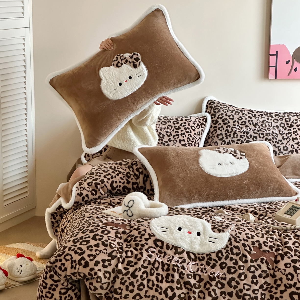 91家纺网 家纺一手货源 找家纺 桃子家居 2026新款A类新年限定兔毛贴布绣猫咪可爱公主兔毛包边工艺款加厚牛奶绒四件套 绒贴布绣-豹纹喵喵咖