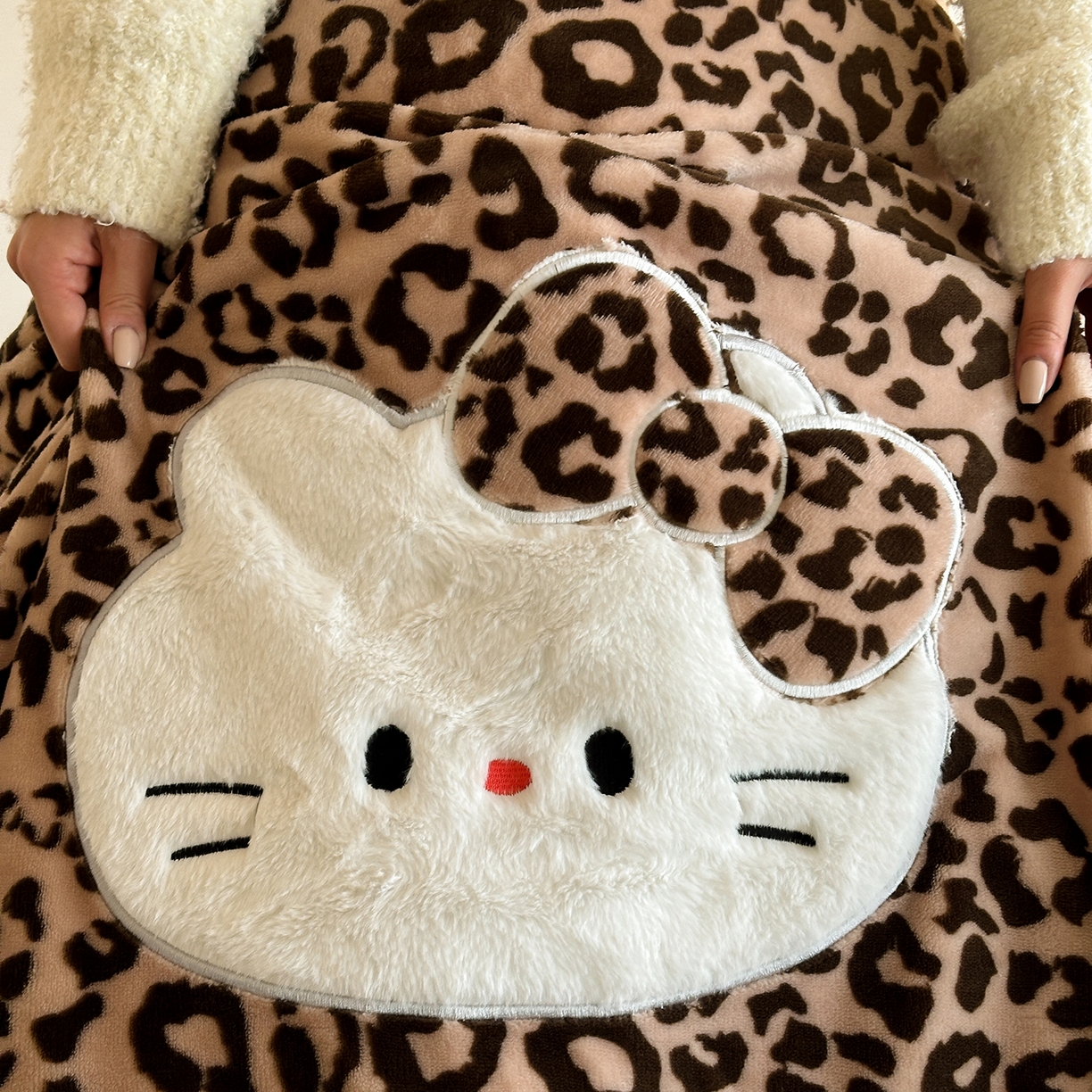 91家纺网 家纺一手货源 找家纺 桃子家居 2026新款A类新年限定兔毛贴布绣猫咪可爱公主兔毛包边工艺款加厚牛奶绒四件套 绒贴布绣-豹纹喵喵咖