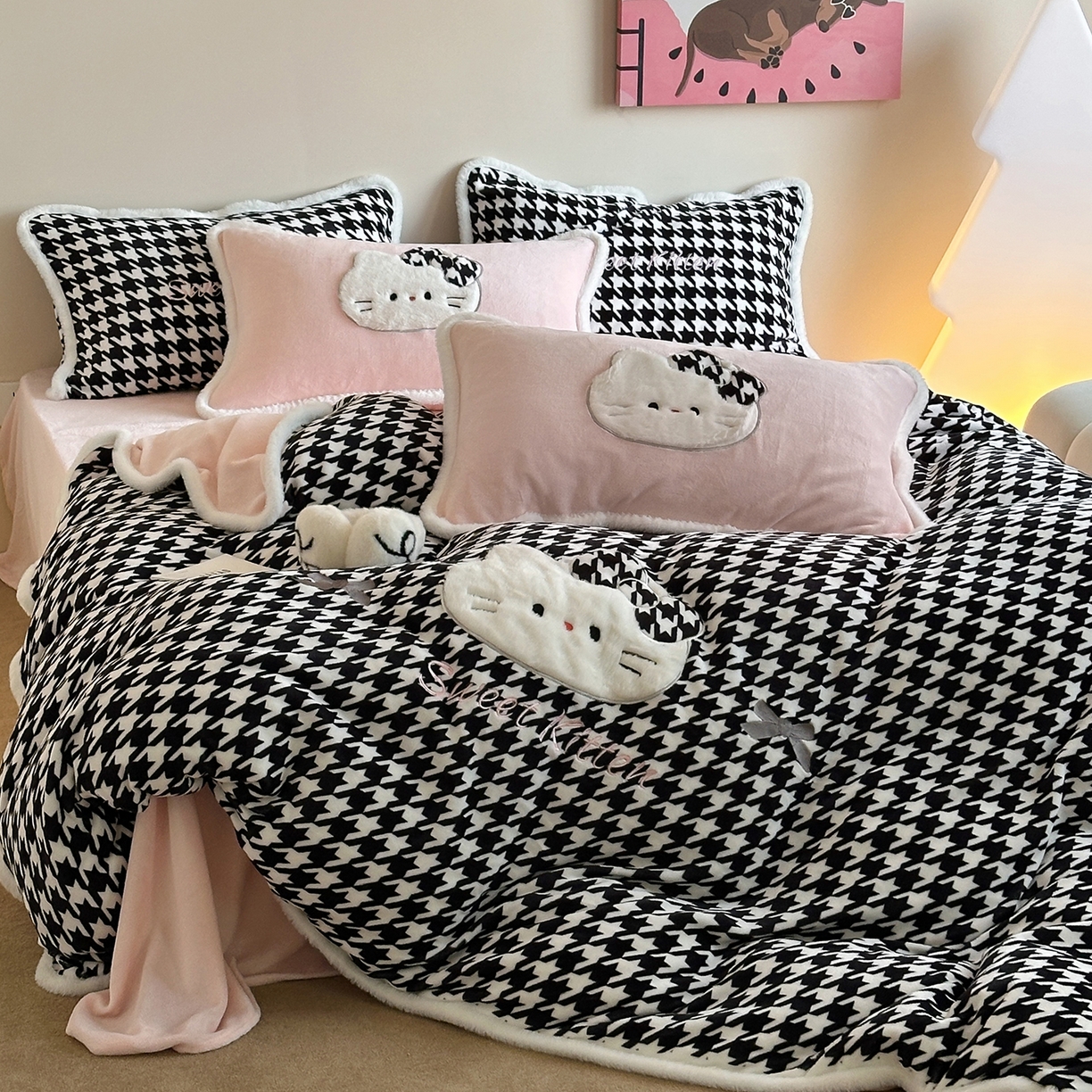 桃子家居 2026新款A类新年限定兔毛贴布绣猫咪可爱公主兔毛包边工艺款加厚牛奶绒四件套 绒贴布绣-千鸟格猫咪