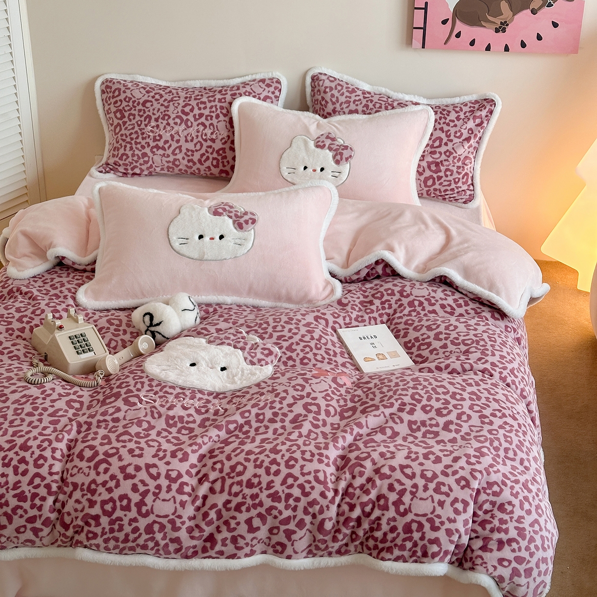 91家纺网 家纺一手货源 找家纺 桃子家居 2026新款A类新年限定兔毛贴布绣猫咪可爱公主兔毛包边工艺款加厚牛奶绒四件套 绒贴布绣-豹纹喵喵粉