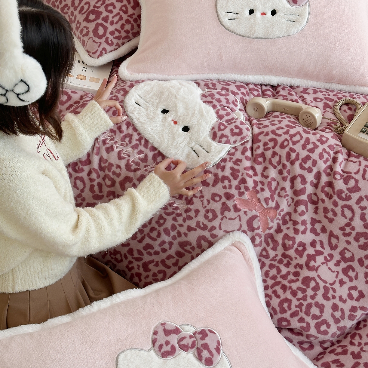 91家纺网 家纺一手货源 找家纺 桃子家居 2026新款A类新年限定兔毛贴布绣猫咪可爱公主兔毛包边工艺款加厚牛奶绒四件套 绒贴布绣-豹纹喵喵粉