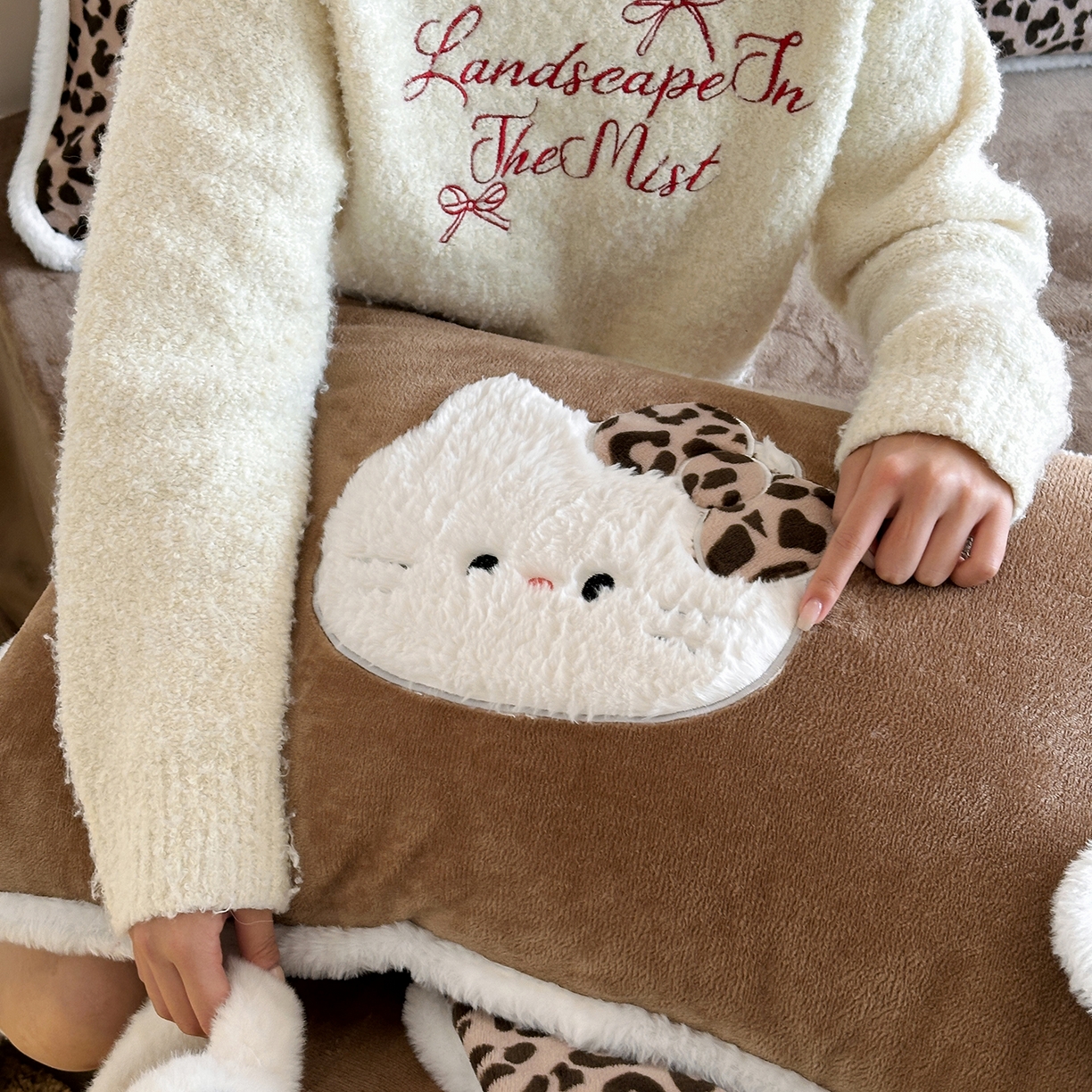 91家纺网 家纺一手货源 找家纺 桃子家居 2026新款A类新年限定兔毛贴布绣猫咪可爱公主兔毛包边工艺款加厚牛奶绒四件套 绒贴布绣-豹纹喵喵咖