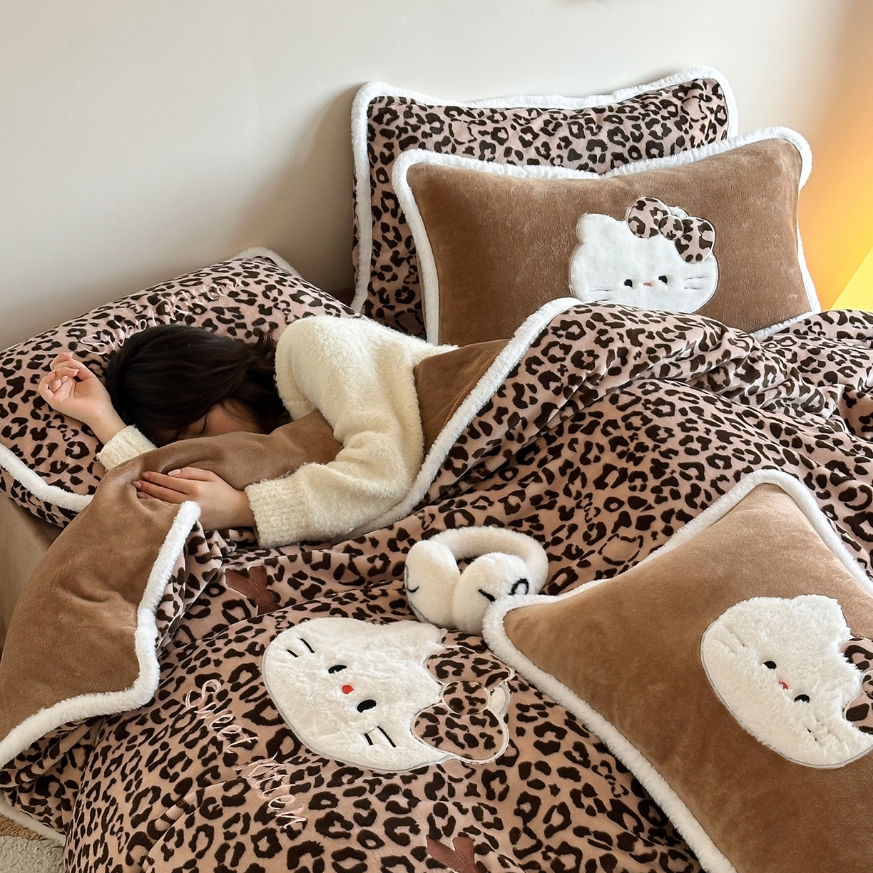 91家纺网 家纺一手货源 找家纺 桃子家居 2026新款A类新年限定兔毛贴布绣猫咪可爱公主兔毛包边工艺款加厚牛奶绒四件套 绒贴布绣-豹纹喵喵咖