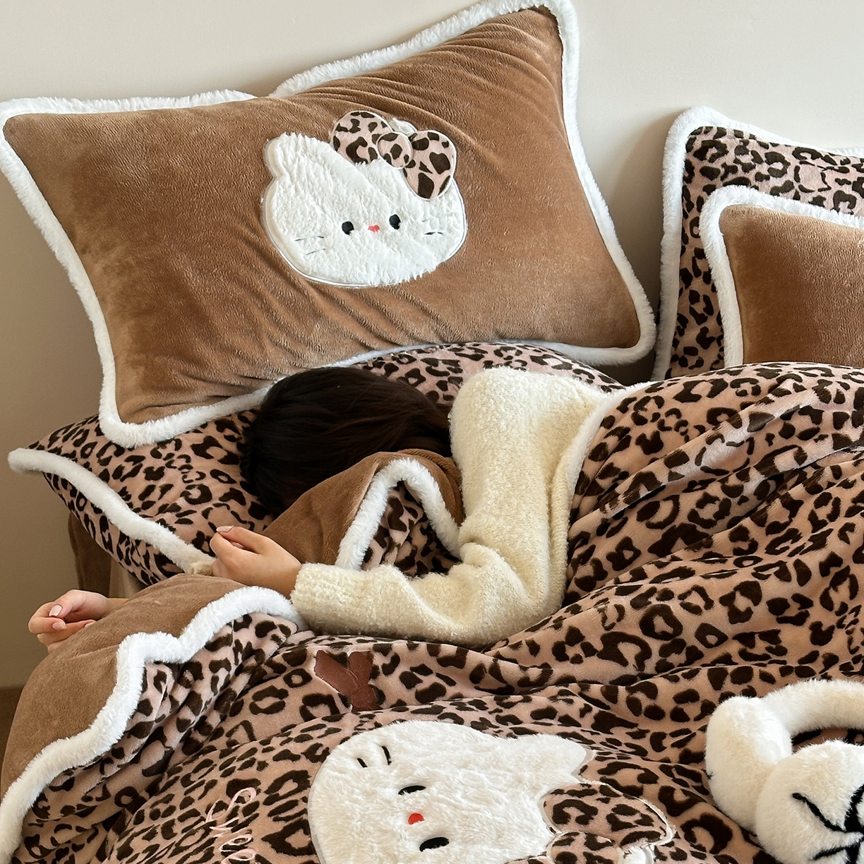 91家纺网 家纺一手货源 找家纺 桃子家居 2026新款A类新年限定兔毛贴布绣猫咪可爱公主兔毛包边工艺款加厚牛奶绒四件套 绒贴布绣-豹纹喵喵咖