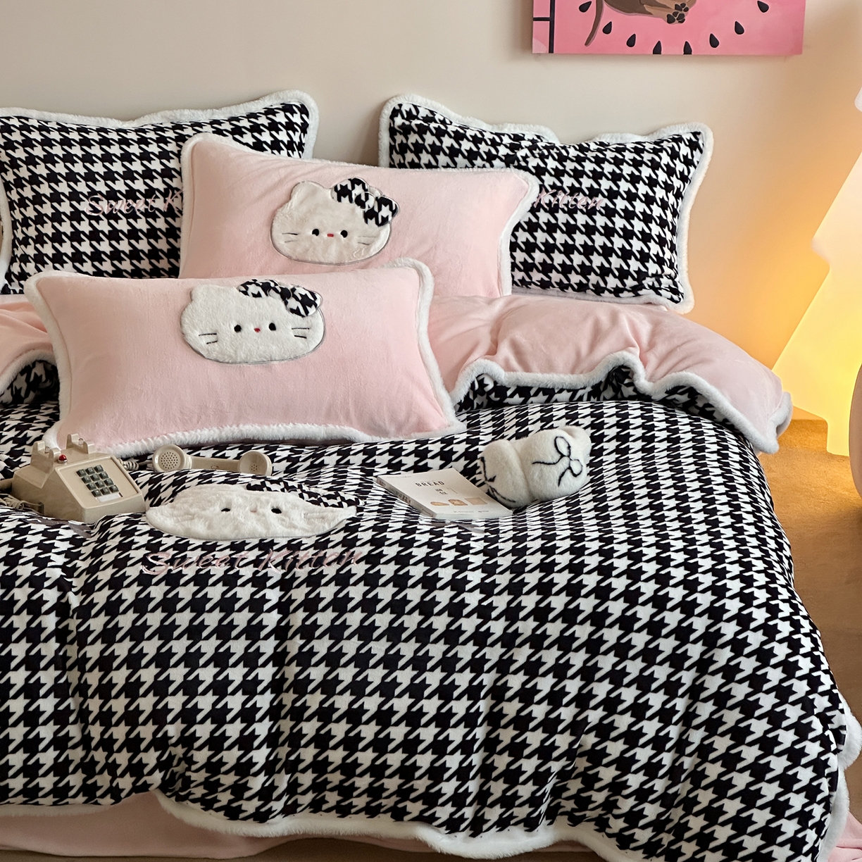 91家纺网 家纺一手货源 找家纺 桃子家居 2026新款A类新年限定兔毛贴布绣猫咪可爱公主兔毛包边工艺款加厚牛奶绒四件套 绒贴布绣-千鸟格猫咪