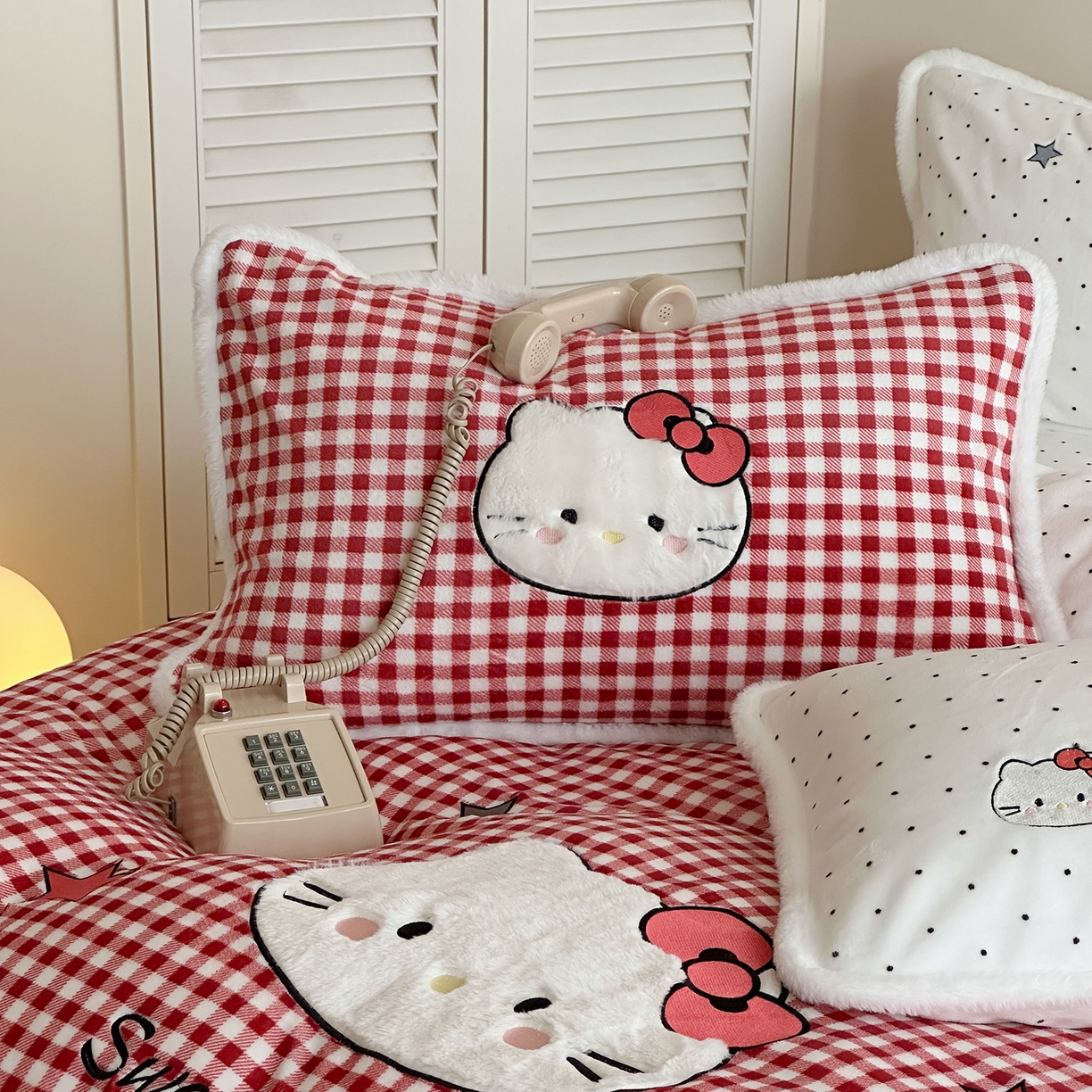 91家纺网 家纺一手货源 找家纺 桃子家居 2026新款A类新年限定兔毛贴布绣猫咪可爱公主兔毛包边工艺款加厚牛奶绒四件套 绒贴布绣-喵喵公主白