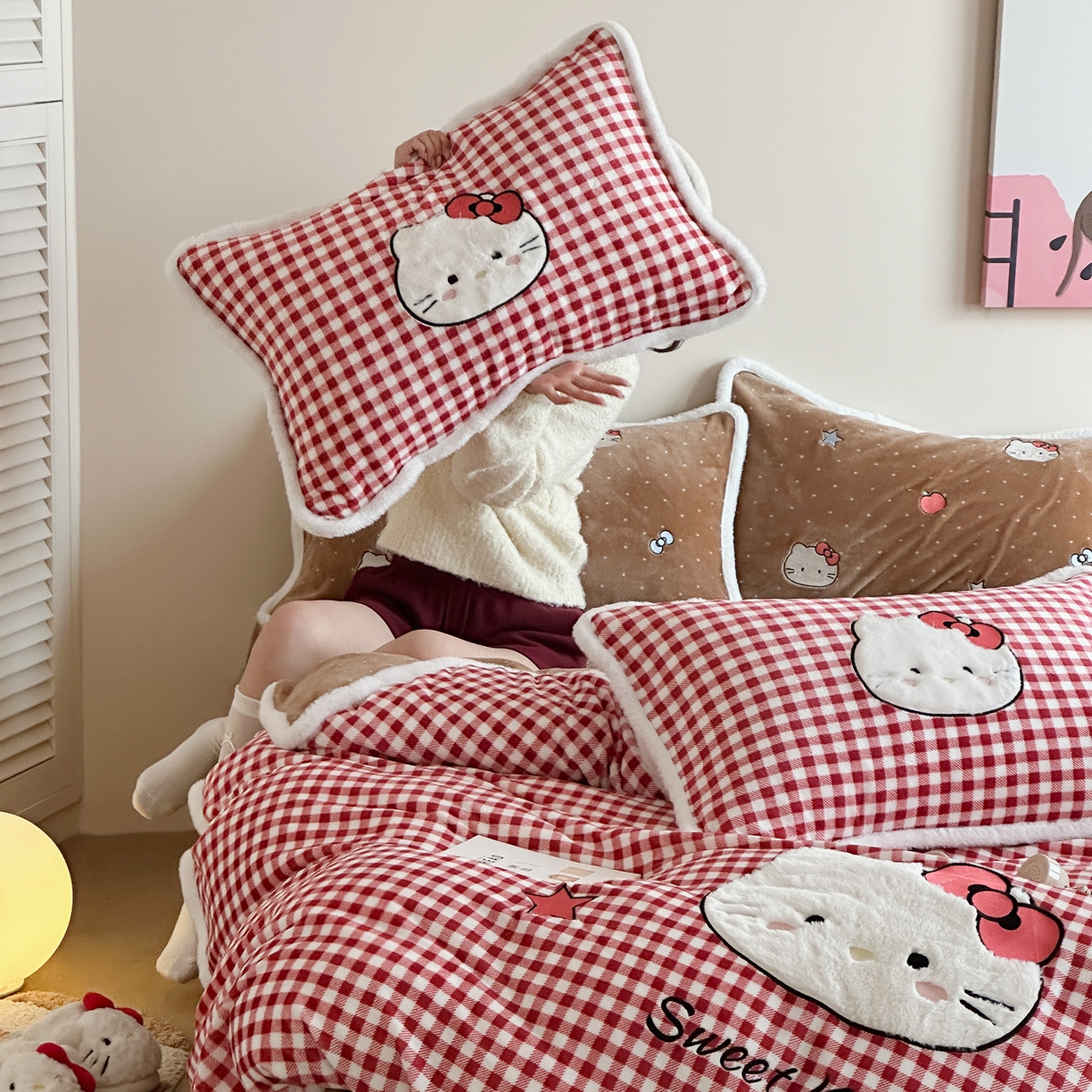 91家纺网 家纺一手货源 找家纺 桃子家居 2026新款A类新年限定兔毛贴布绣猫咪可爱公主兔毛包边工艺款加厚牛奶绒四件套 绒贴布绣-喵喵公主咖