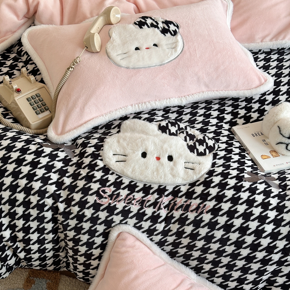 91家纺网 家纺一手货源 找家纺 桃子家居 2026新款A类新年限定兔毛贴布绣猫咪可爱公主兔毛包边工艺款加厚牛奶绒四件套 绒贴布绣-千鸟格猫咪