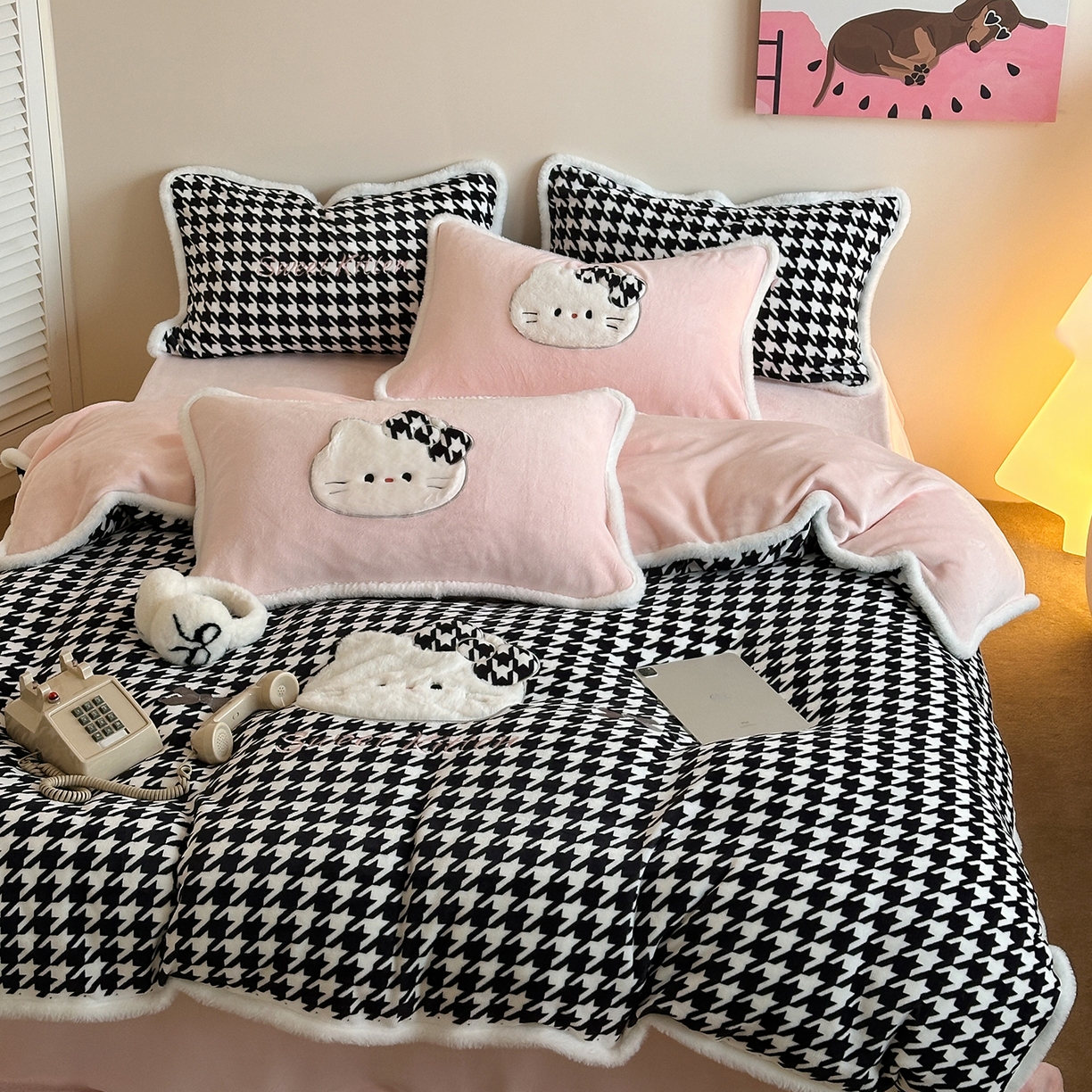 91家纺网 家纺一手货源 找家纺 桃子家居 2026新款A类新年限定兔毛贴布绣猫咪可爱公主兔毛包边工艺款加厚牛奶绒四件套 绒贴布绣-千鸟格猫咪