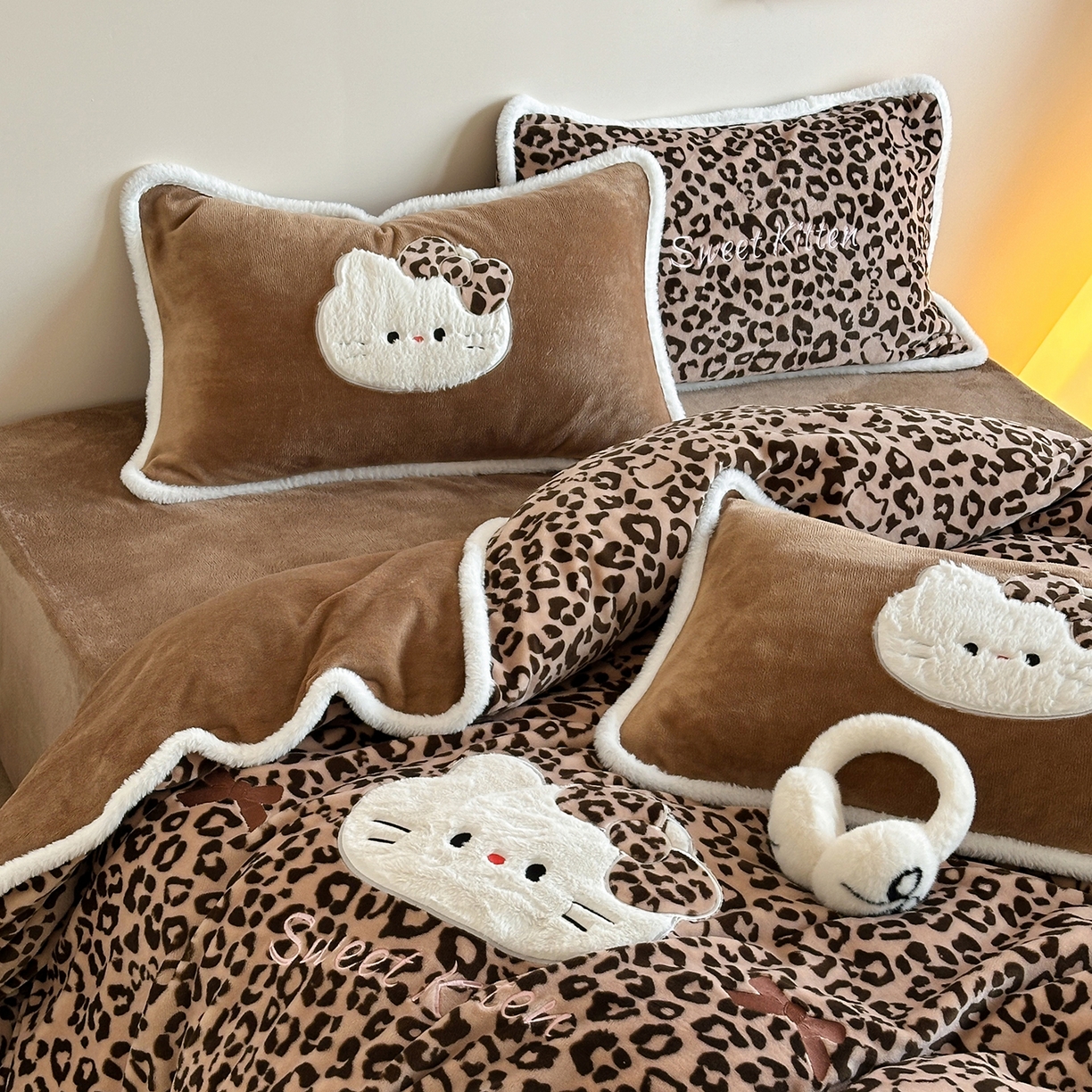 91家纺网 家纺一手货源 找家纺 桃子家居 2026新款A类新年限定兔毛贴布绣猫咪可爱公主兔毛包边工艺款加厚牛奶绒四件套 绒贴布绣-豹纹喵喵咖