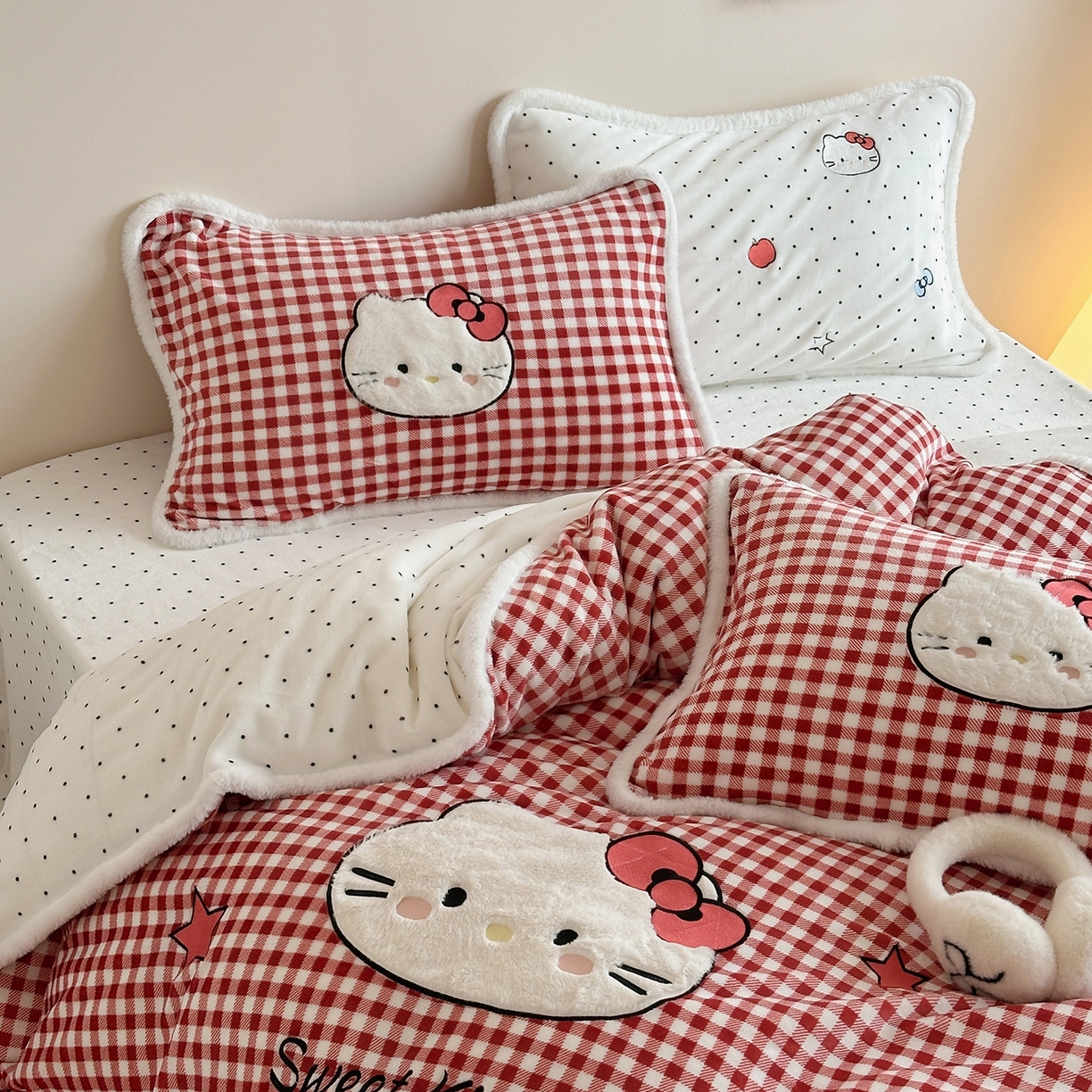 91家纺网 家纺一手货源 找家纺 桃子家居 2026新款A类新年限定兔毛贴布绣猫咪可爱公主兔毛包边工艺款加厚牛奶绒四件套 绒贴布绣-喵喵公主白