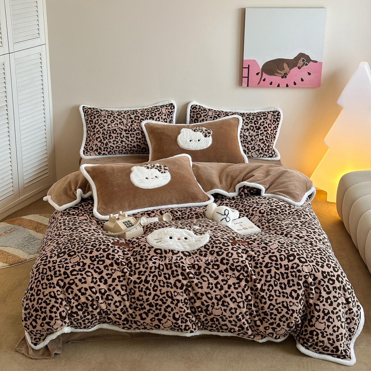 91家纺网 家纺一手货源 找家纺 桃子家居 2026新款A类新年限定兔毛贴布绣猫咪可爱公主兔毛包边工艺款加厚牛奶绒四件套 绒贴布绣-豹纹喵喵咖