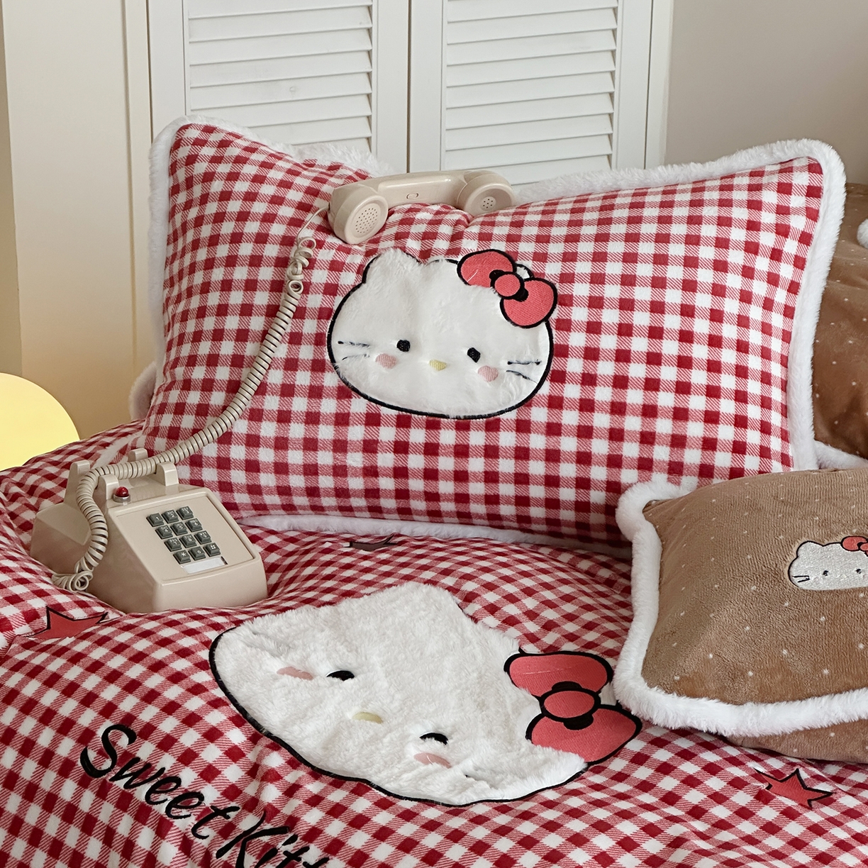 91家纺网 家纺一手货源 找家纺 桃子家居 2026新款A类新年限定兔毛贴布绣猫咪可爱公主兔毛包边工艺款加厚牛奶绒四件套 绒贴布绣-喵喵公主咖