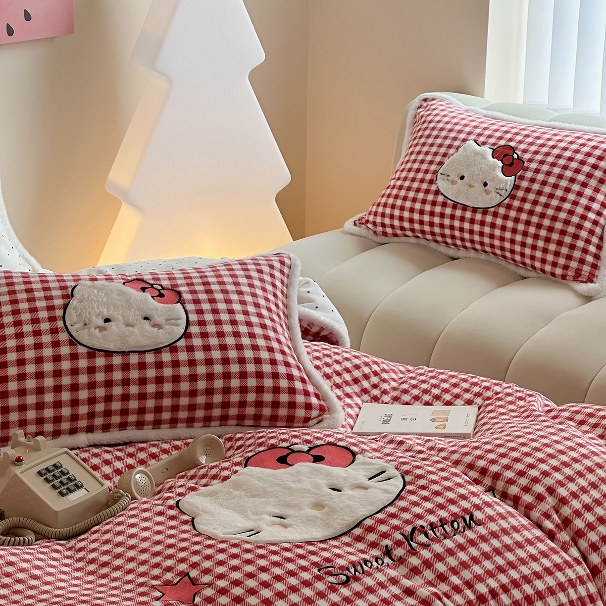 91家纺网 家纺一手货源 找家纺 桃子家居 2026新款A类新年限定兔毛贴布绣猫咪可爱公主兔毛包边工艺款加厚牛奶绒四件套 绒贴布绣-喵喵公主白