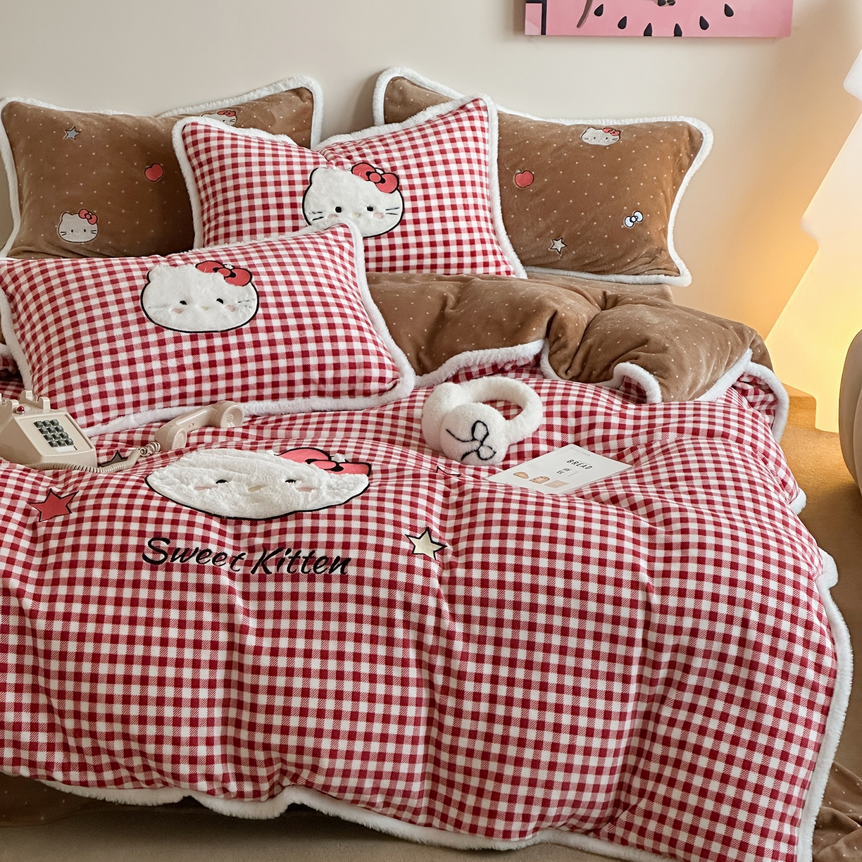 91家纺网 家纺一手货源 找家纺 桃子家居 2026新款A类新年限定兔毛贴布绣猫咪可爱公主兔毛包边工艺款加厚牛奶绒四件套 绒贴布绣-喵喵公主咖