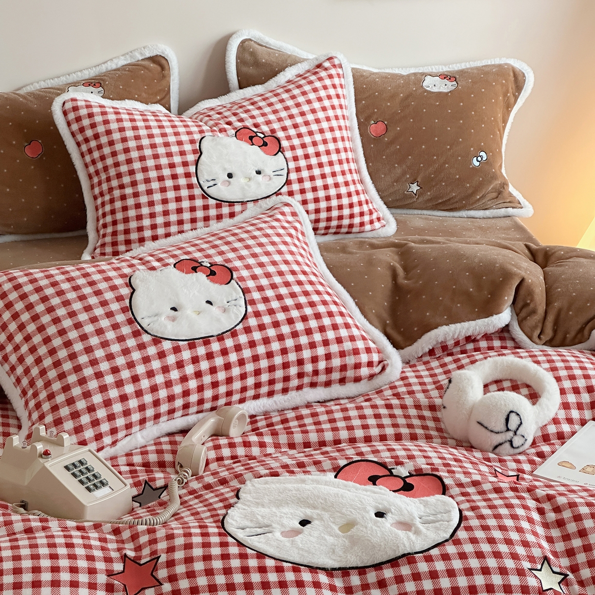 91家纺网 家纺一手货源 找家纺 桃子家居 2026新款A类新年限定兔毛贴布绣猫咪可爱公主兔毛包边工艺款加厚牛奶绒四件套 绒贴布绣-喵喵公主咖